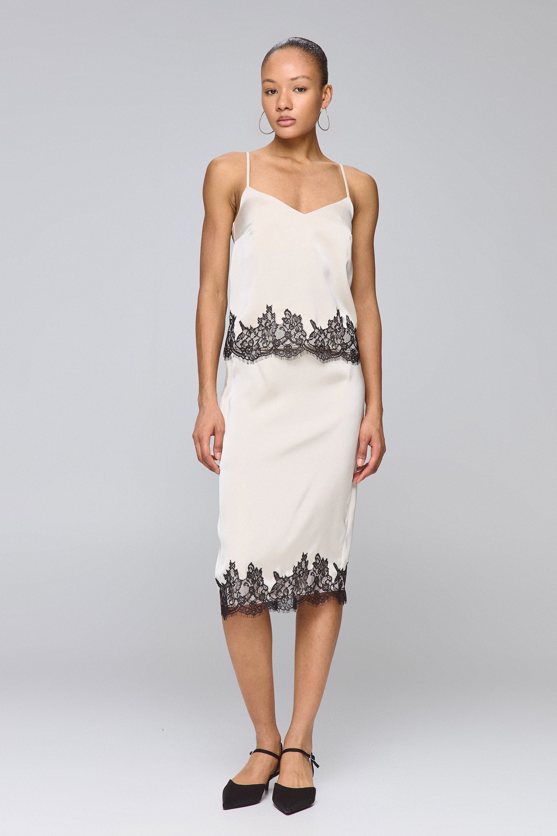 חצאית סאטן עם תחרה