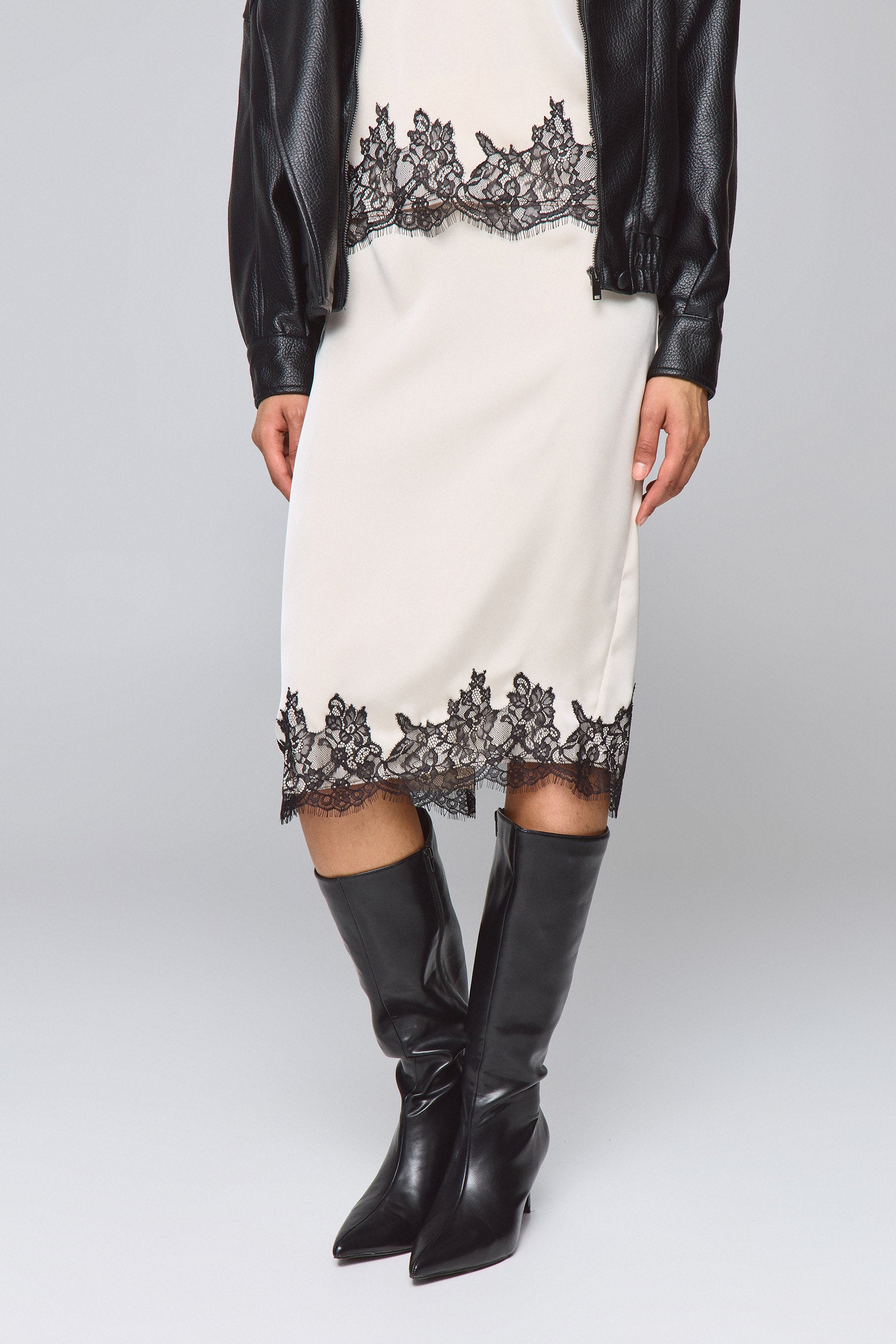 חצאית סאטן עם תחרה