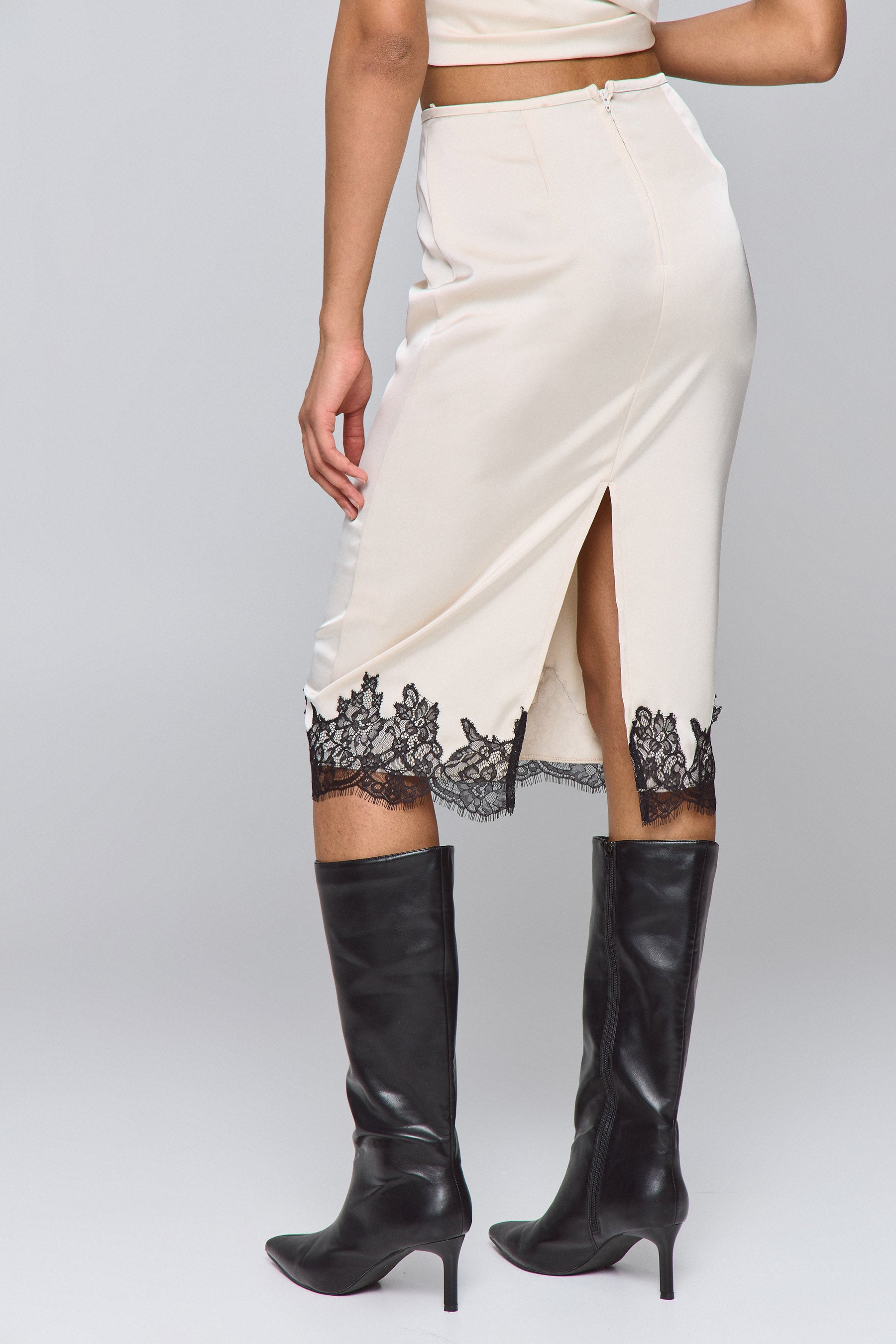 חצאית סאטן עם תחרה