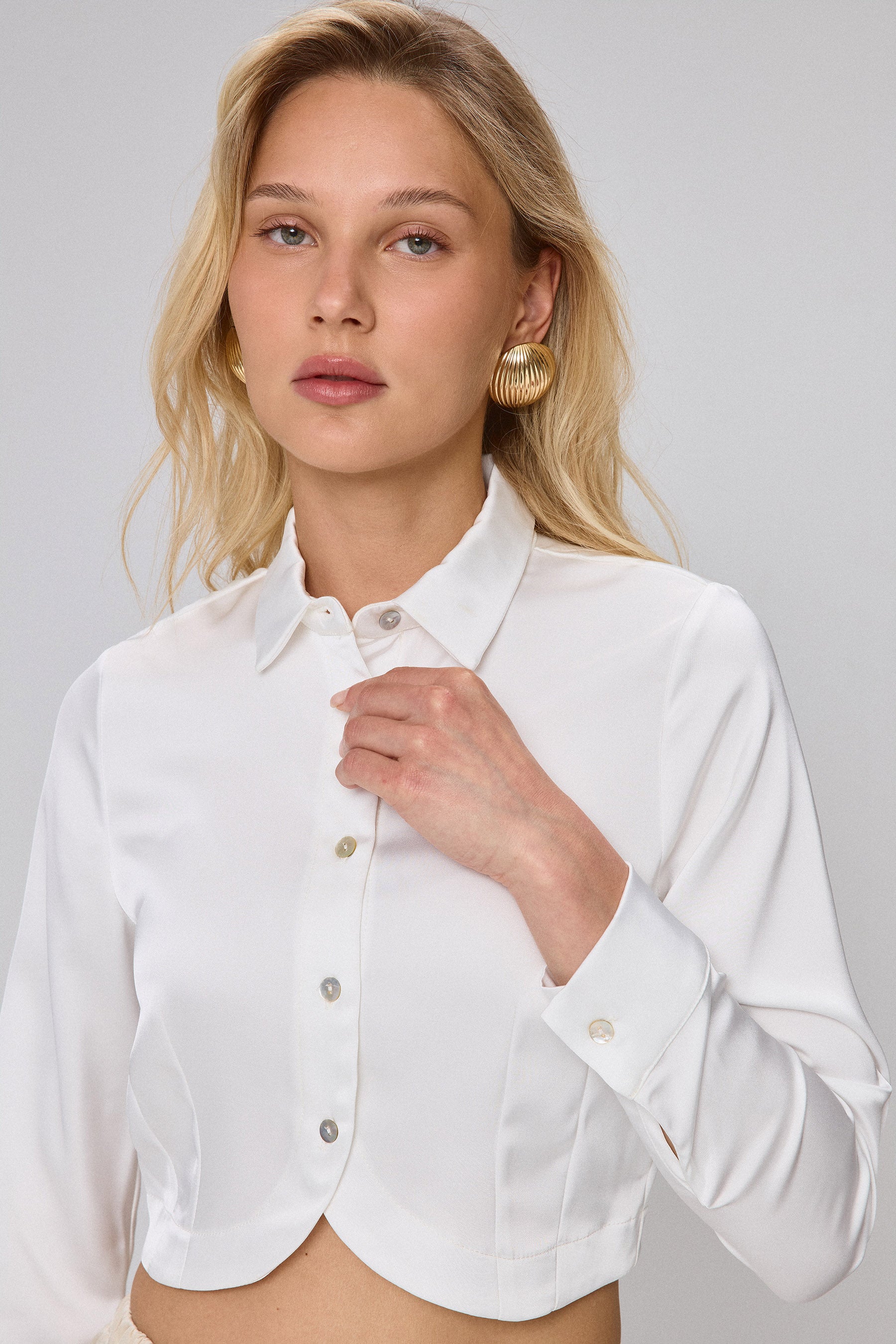 חולצת סאטן קרופ