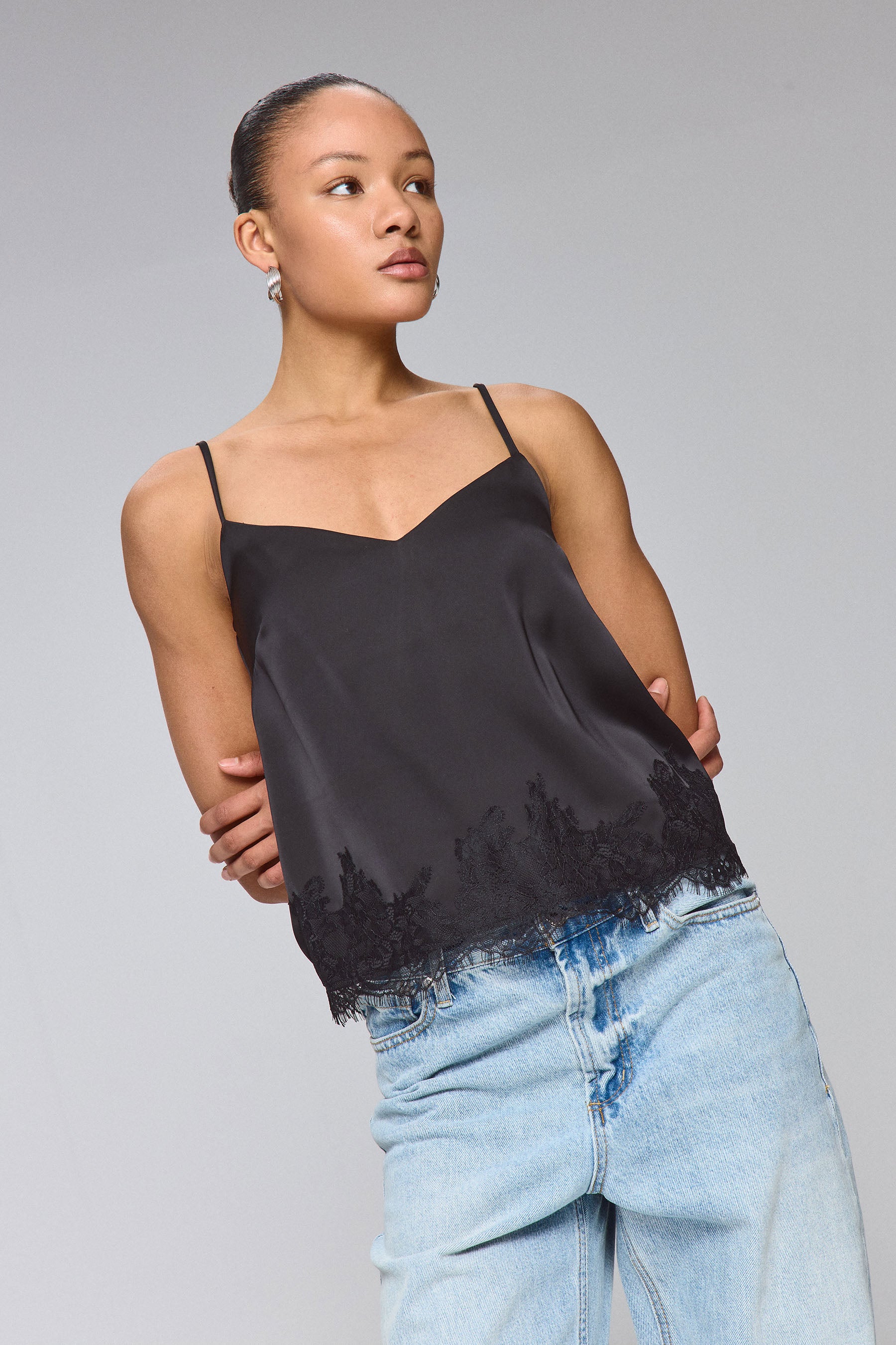 גופיית סאטן עם תחרה