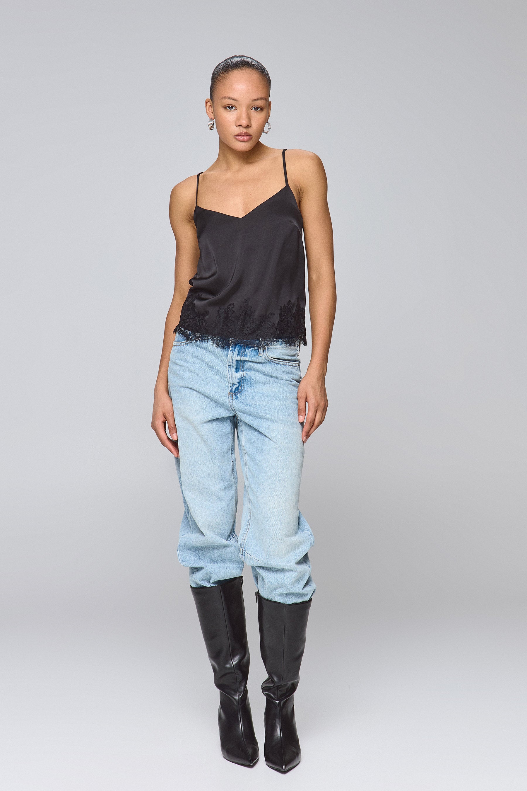 גופיית סאטן עם תחרה