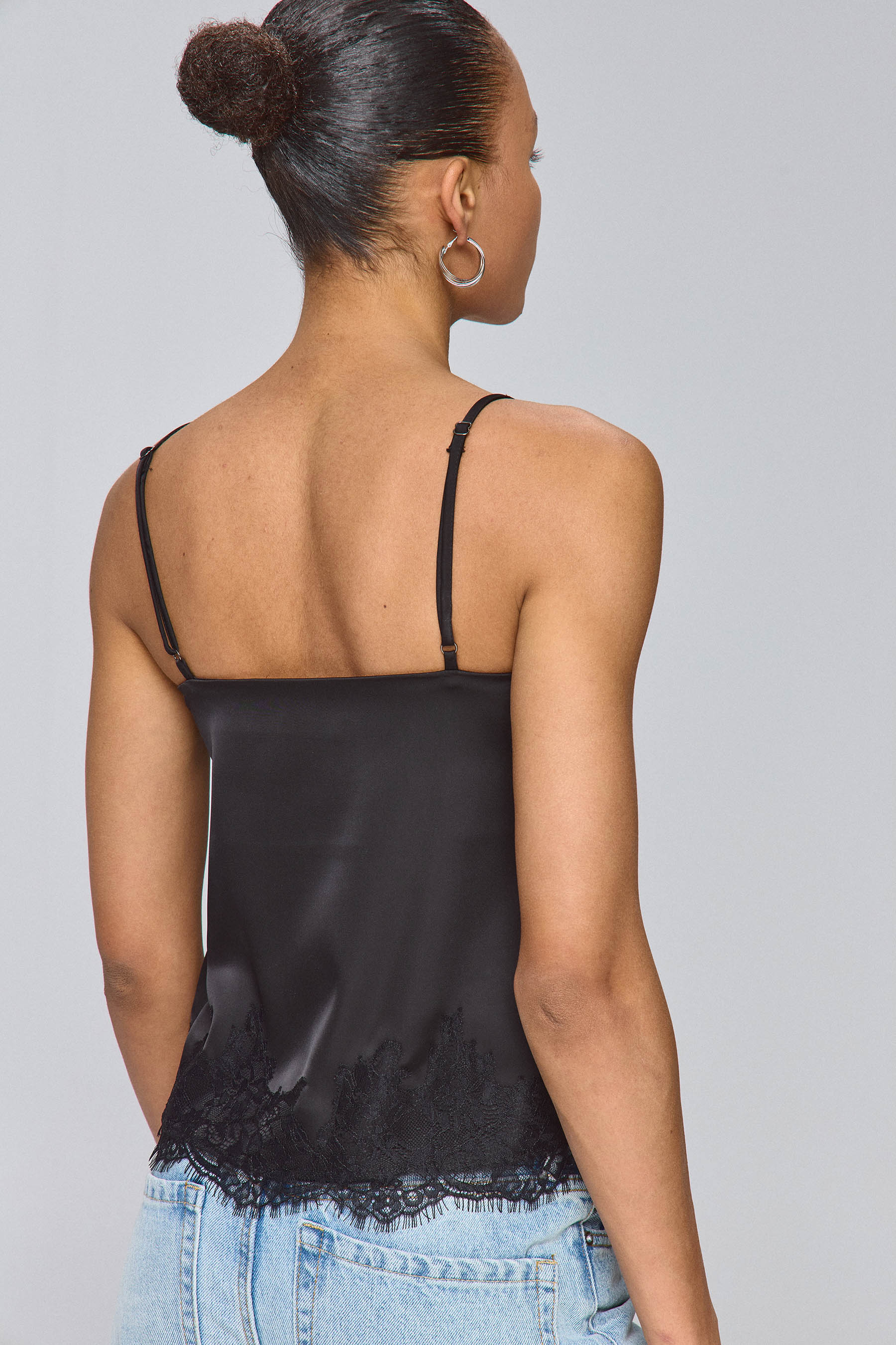 גופיית סאטן עם תחרה