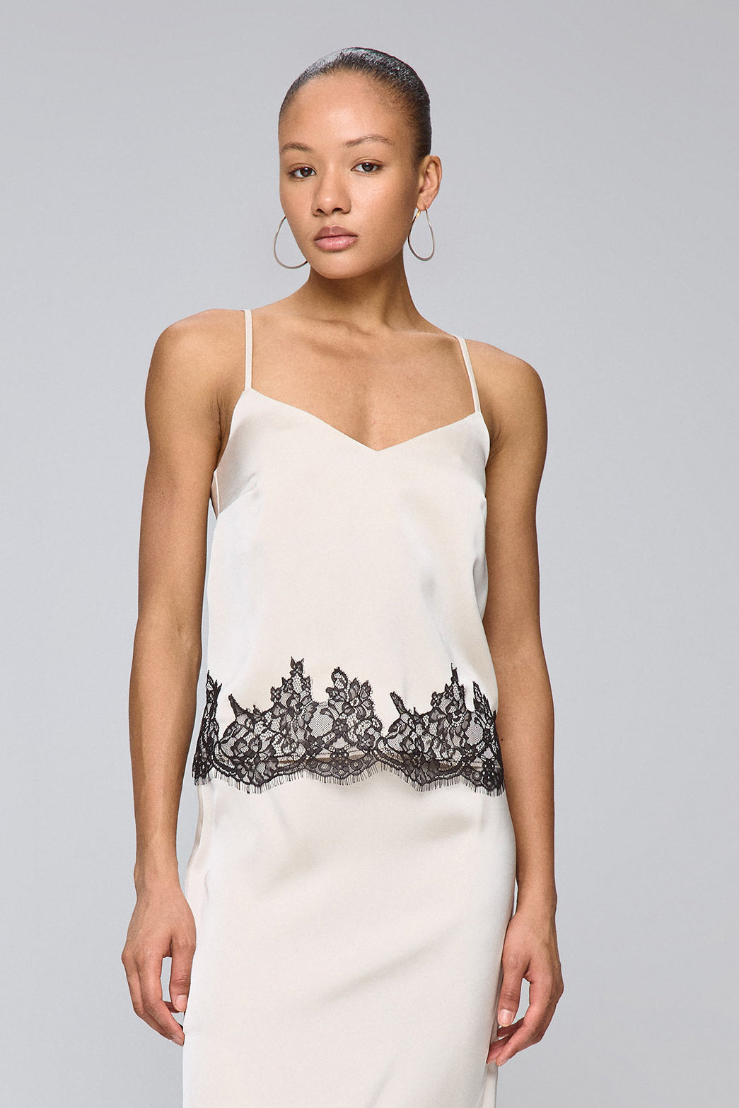 גופיית סאטן עם תחרה