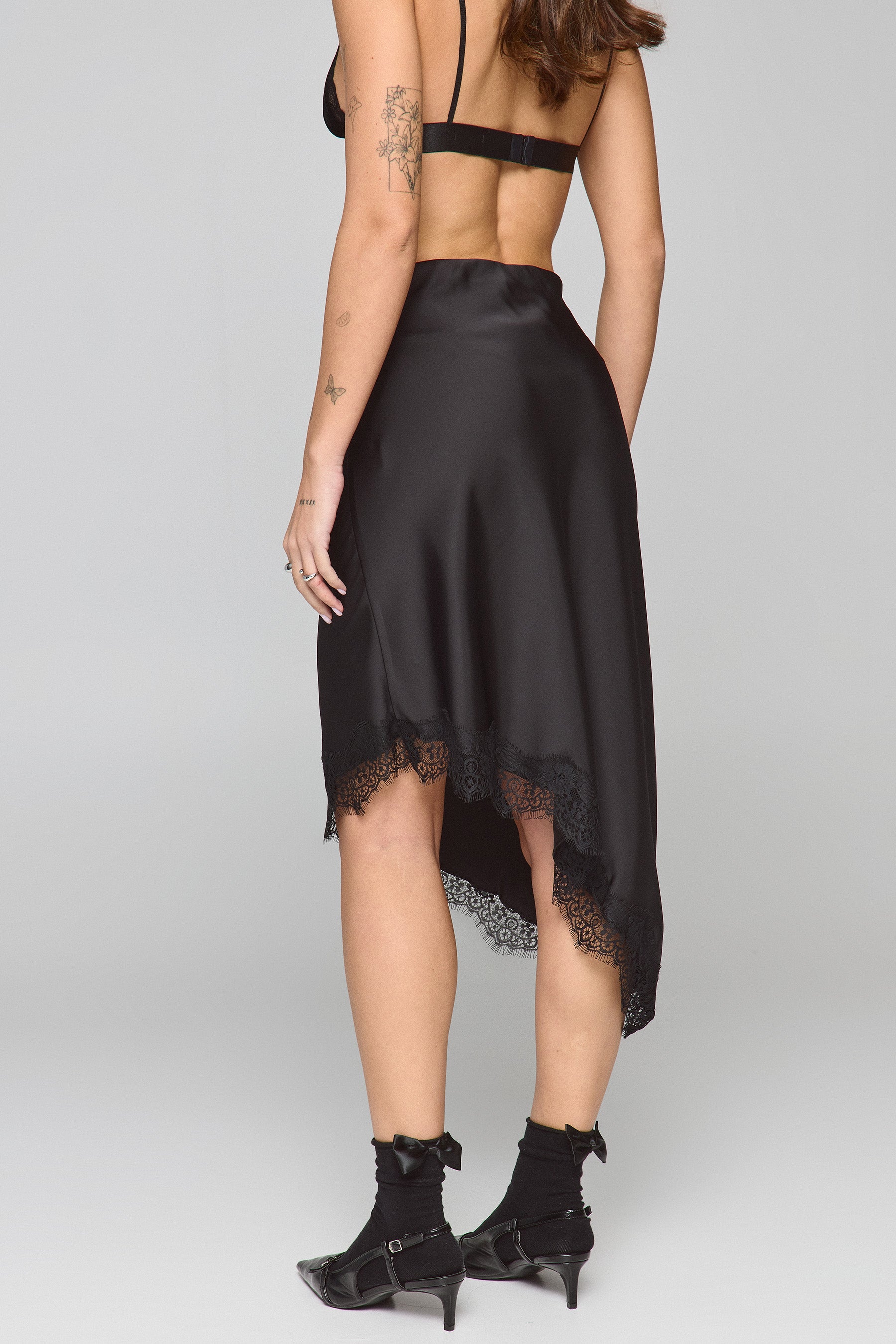 חצאית סאטן תחרה