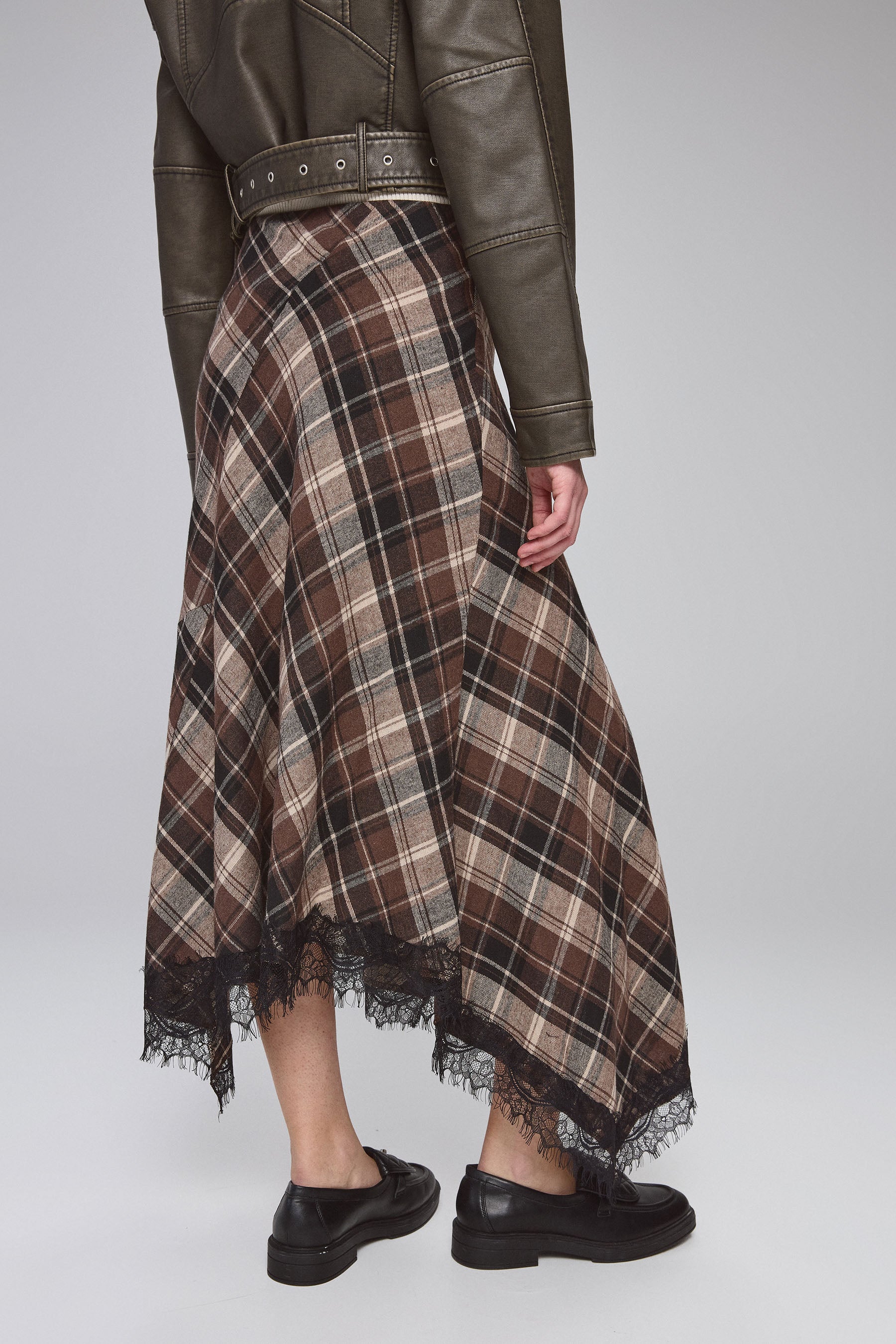 חצאית משובצת שילוב תחרה