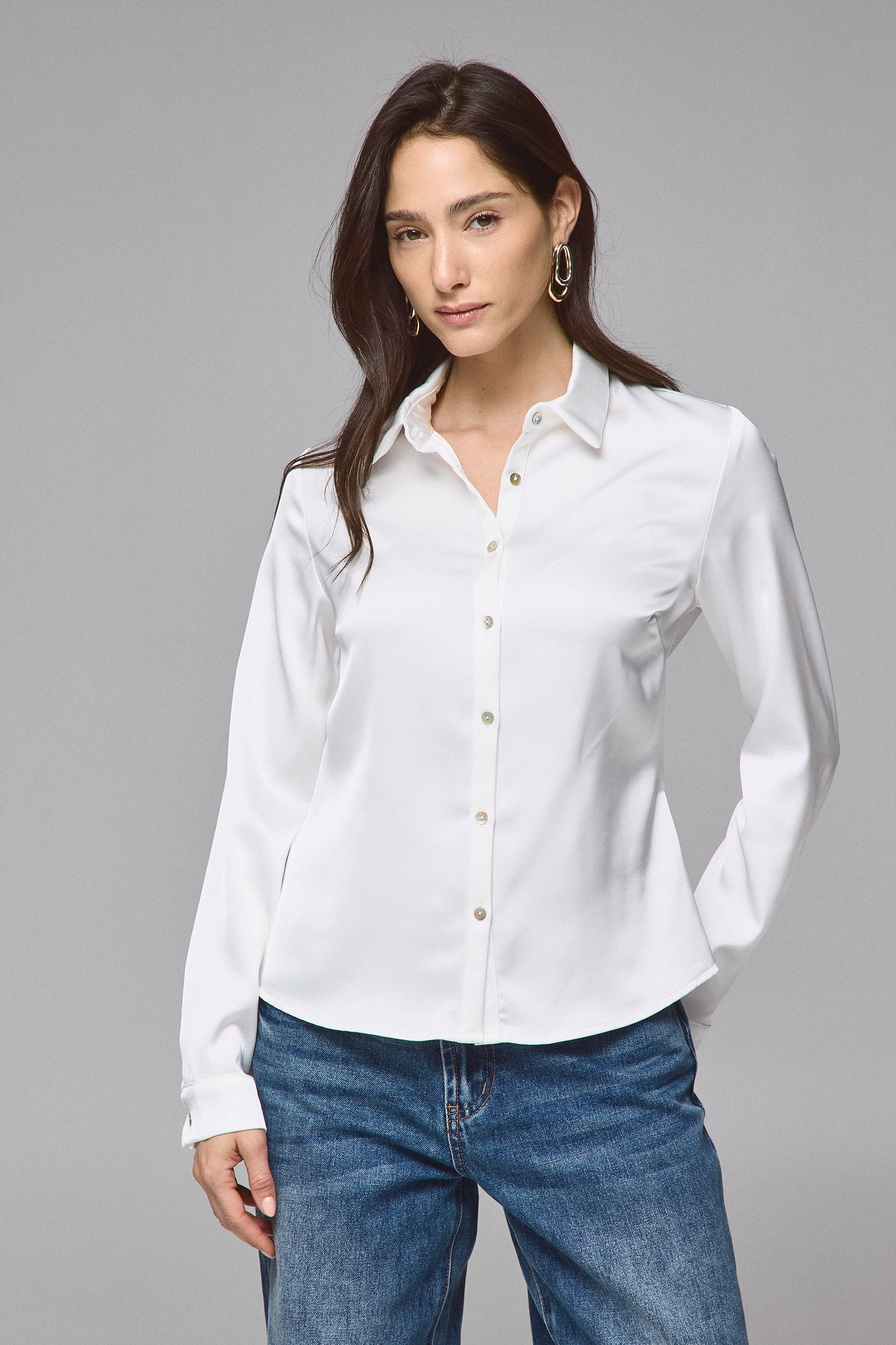 חולצת מכופתרת צמודה