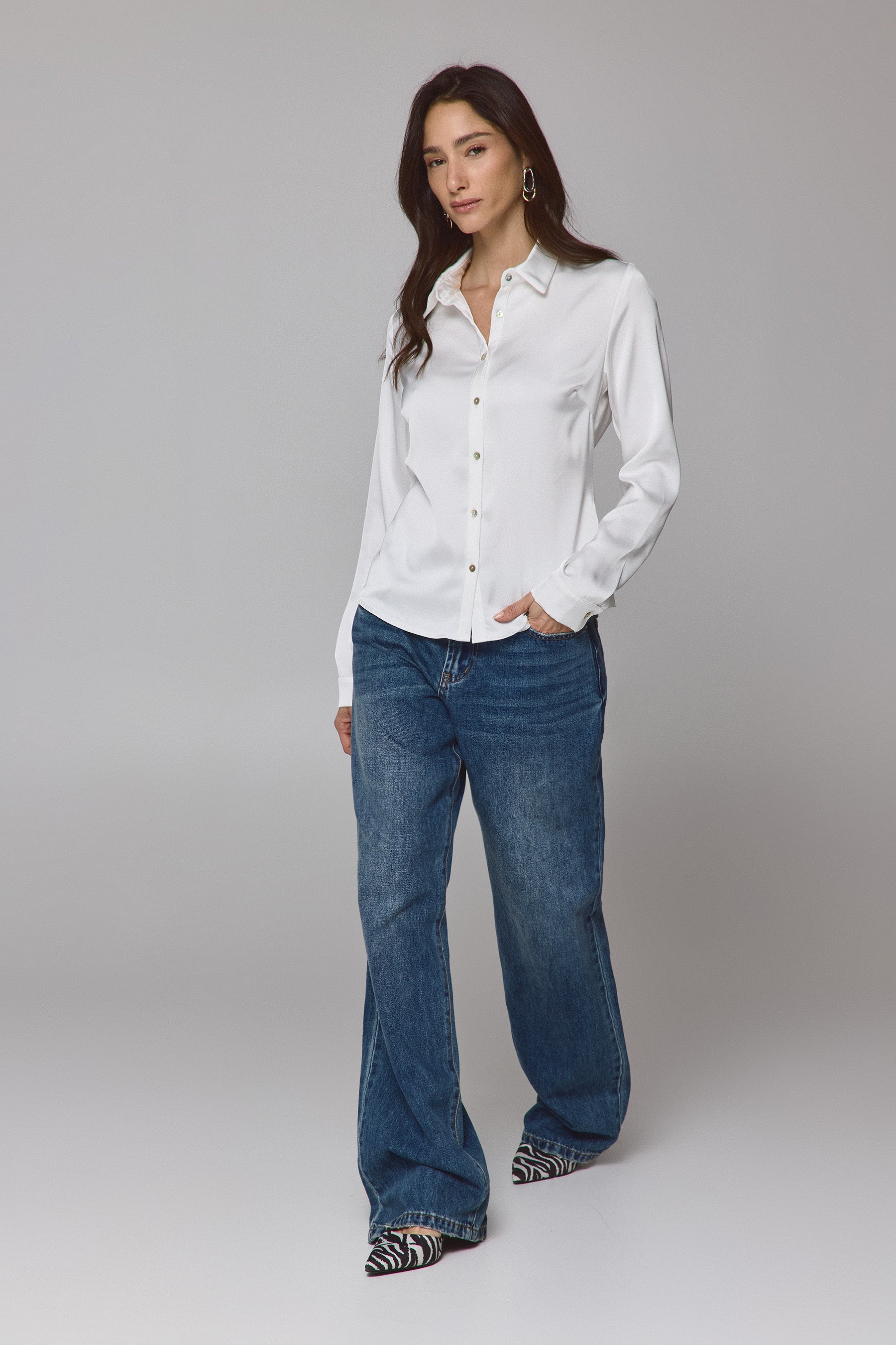 חולצת מכופתרת צמודה