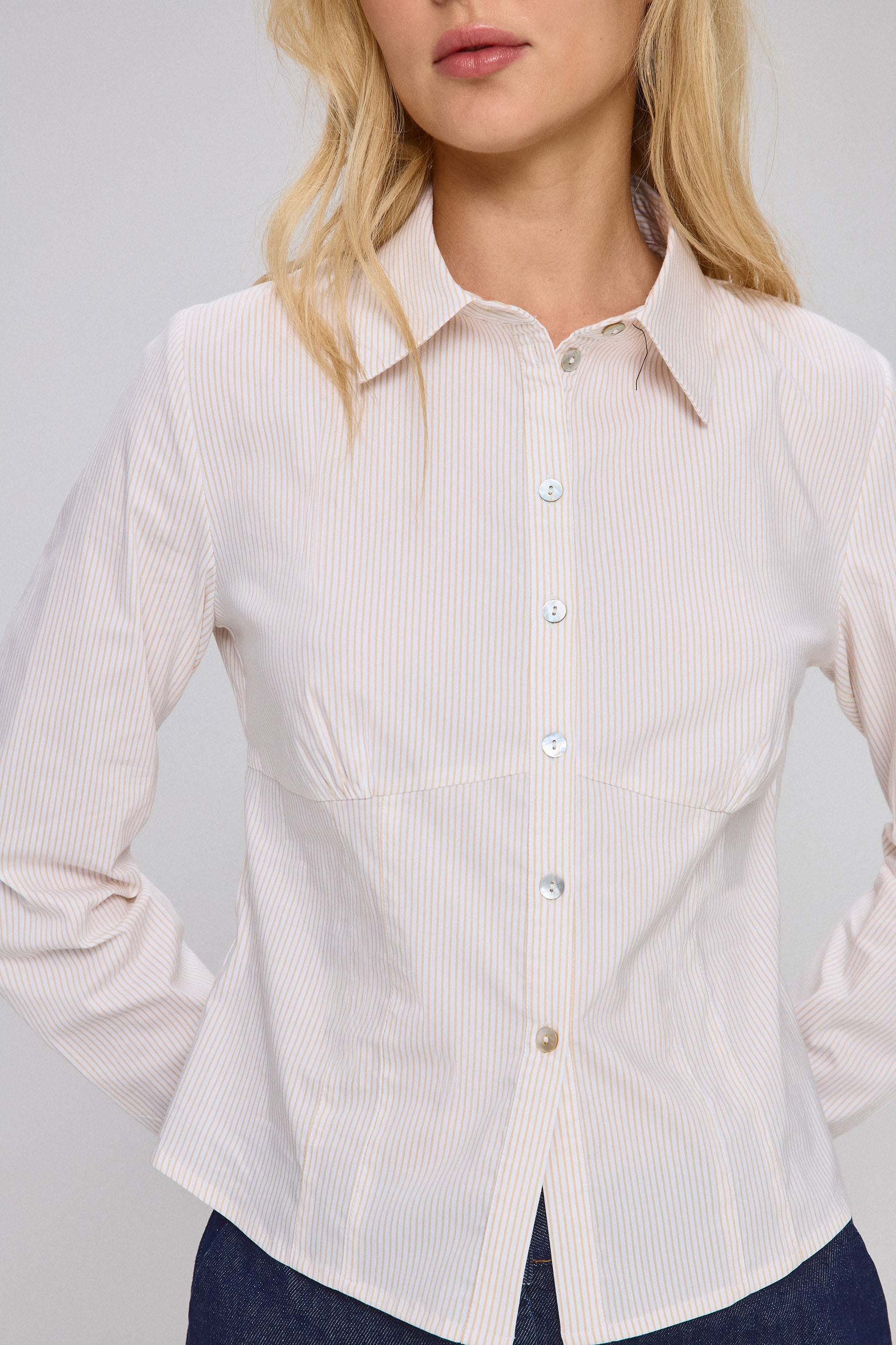 חולצה מכופתרת עם חתך נעומי