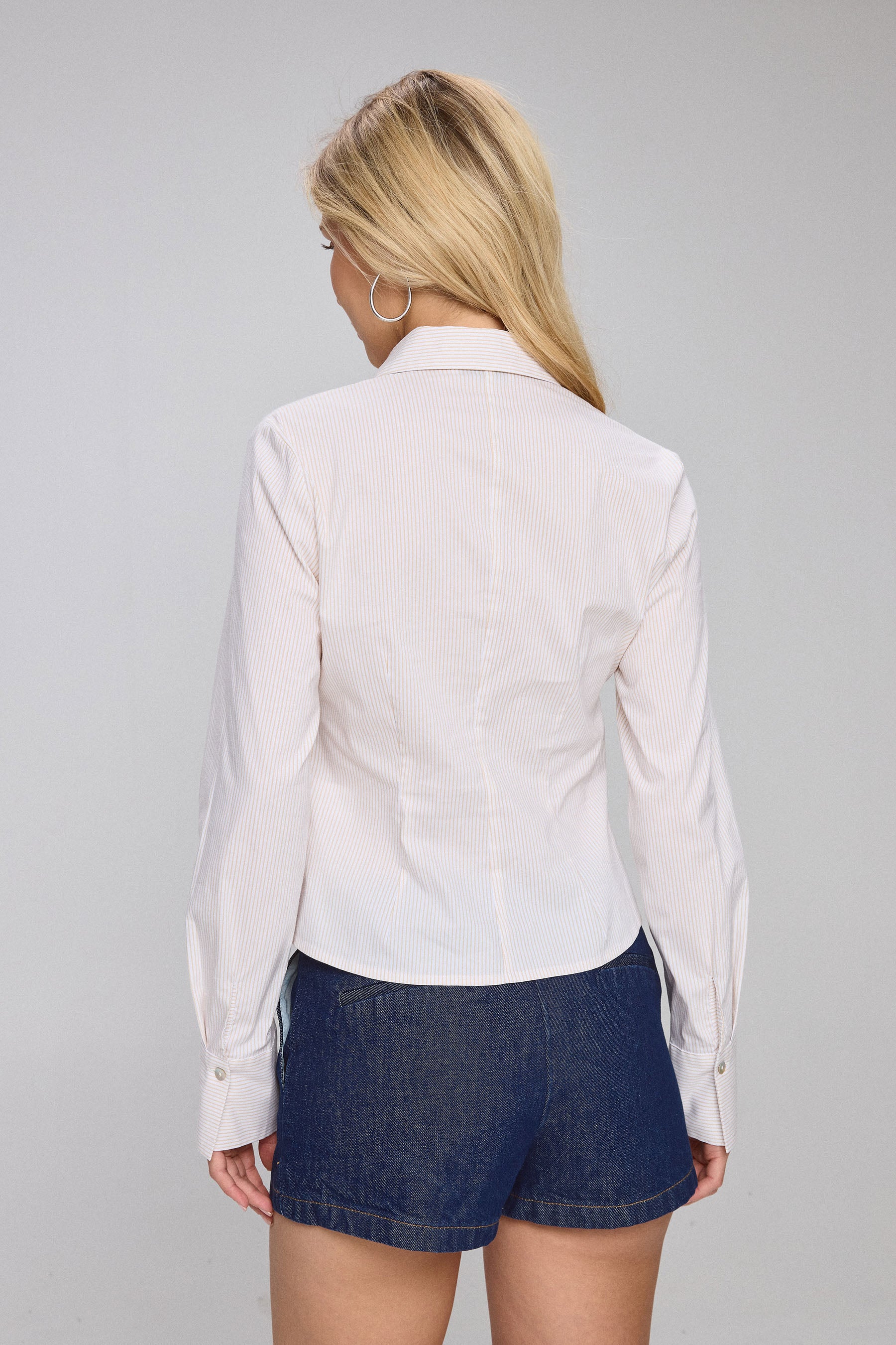 חולצה מכופתרת עם חתך נעומי