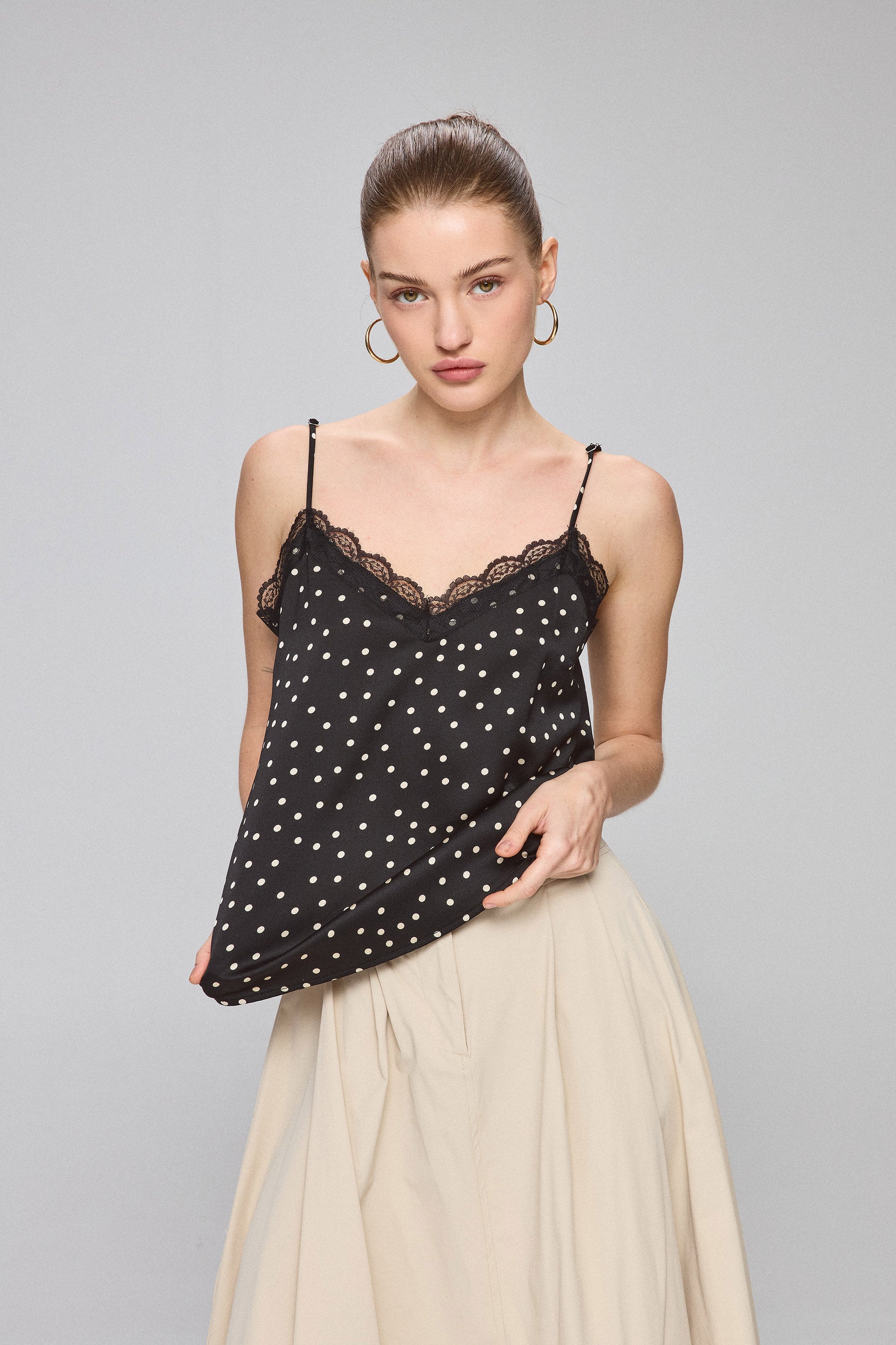 גופיית נקודות עם תחרה