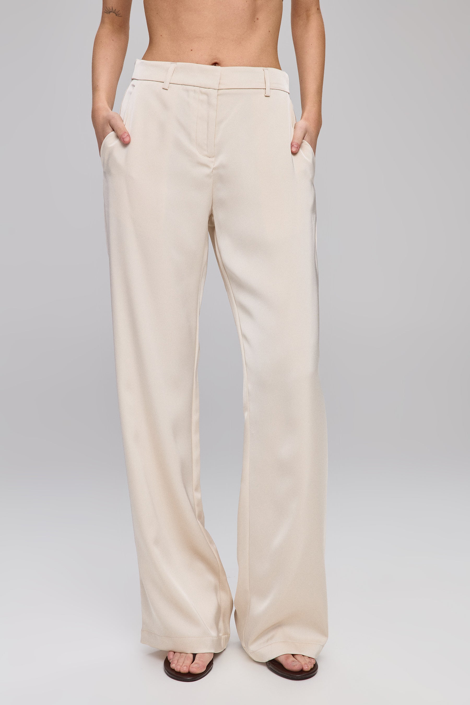 מכנסי סאטן מחוייטים