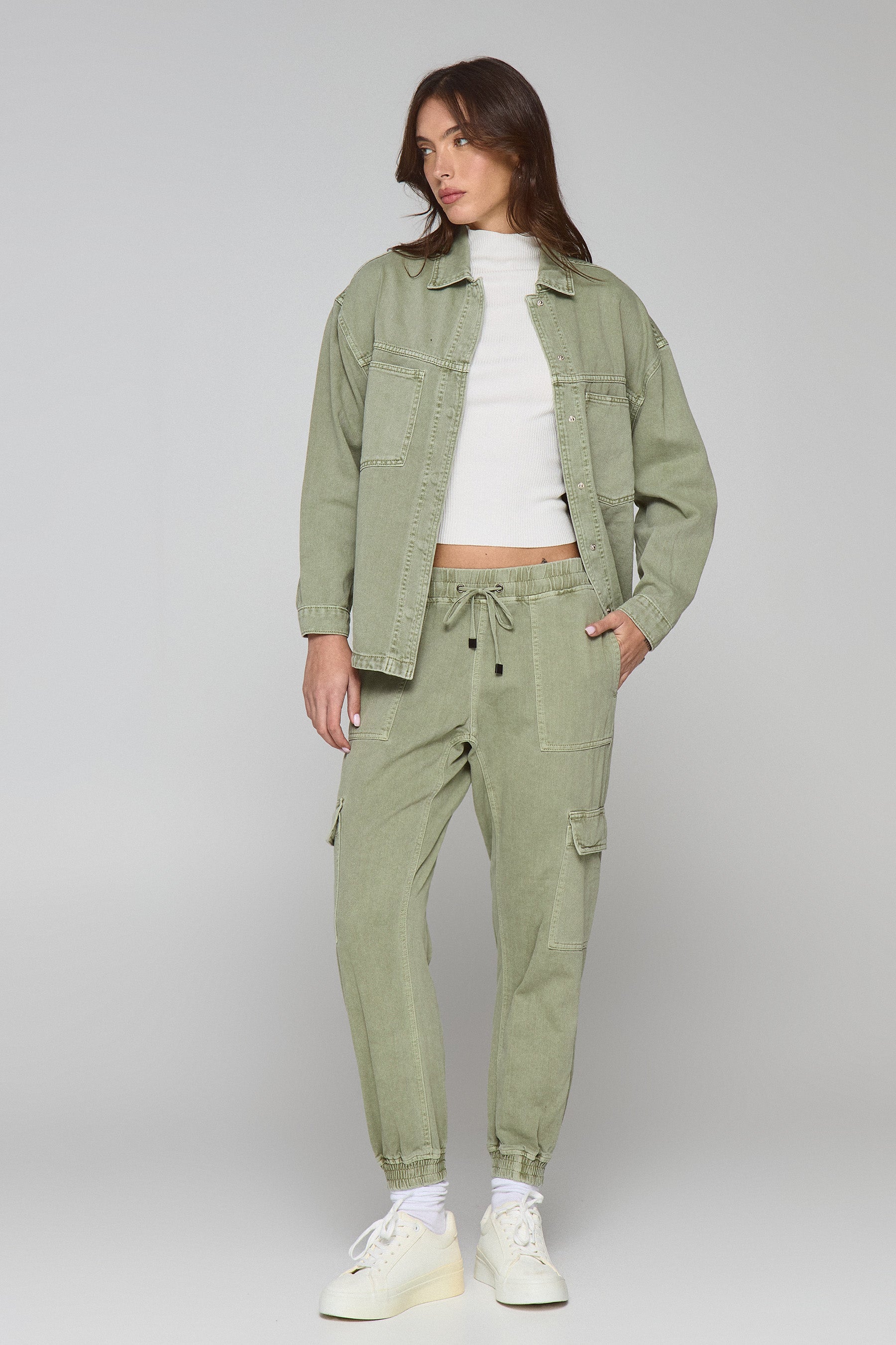 אוברשירט נלי