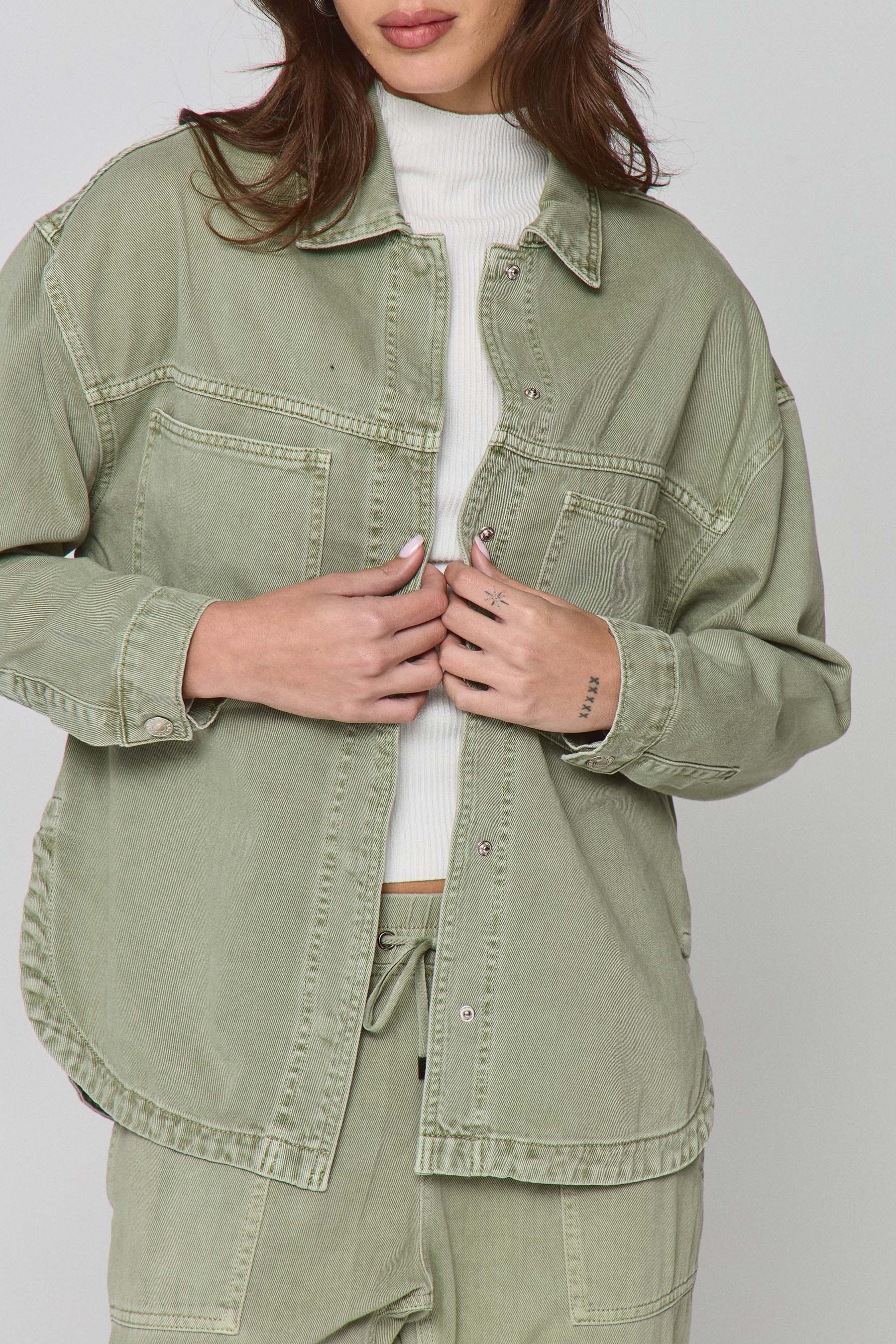 אוברשירט נלי