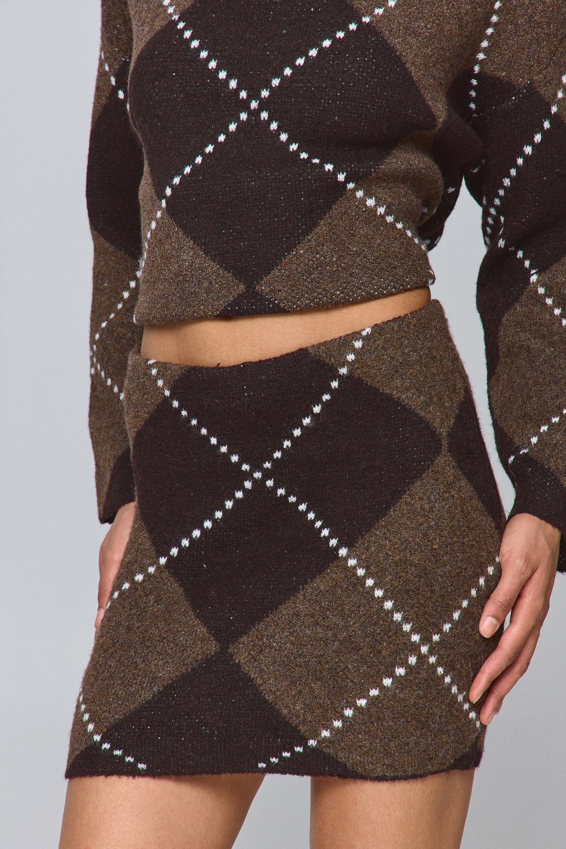 חצאית סרוגה מעויינים סט