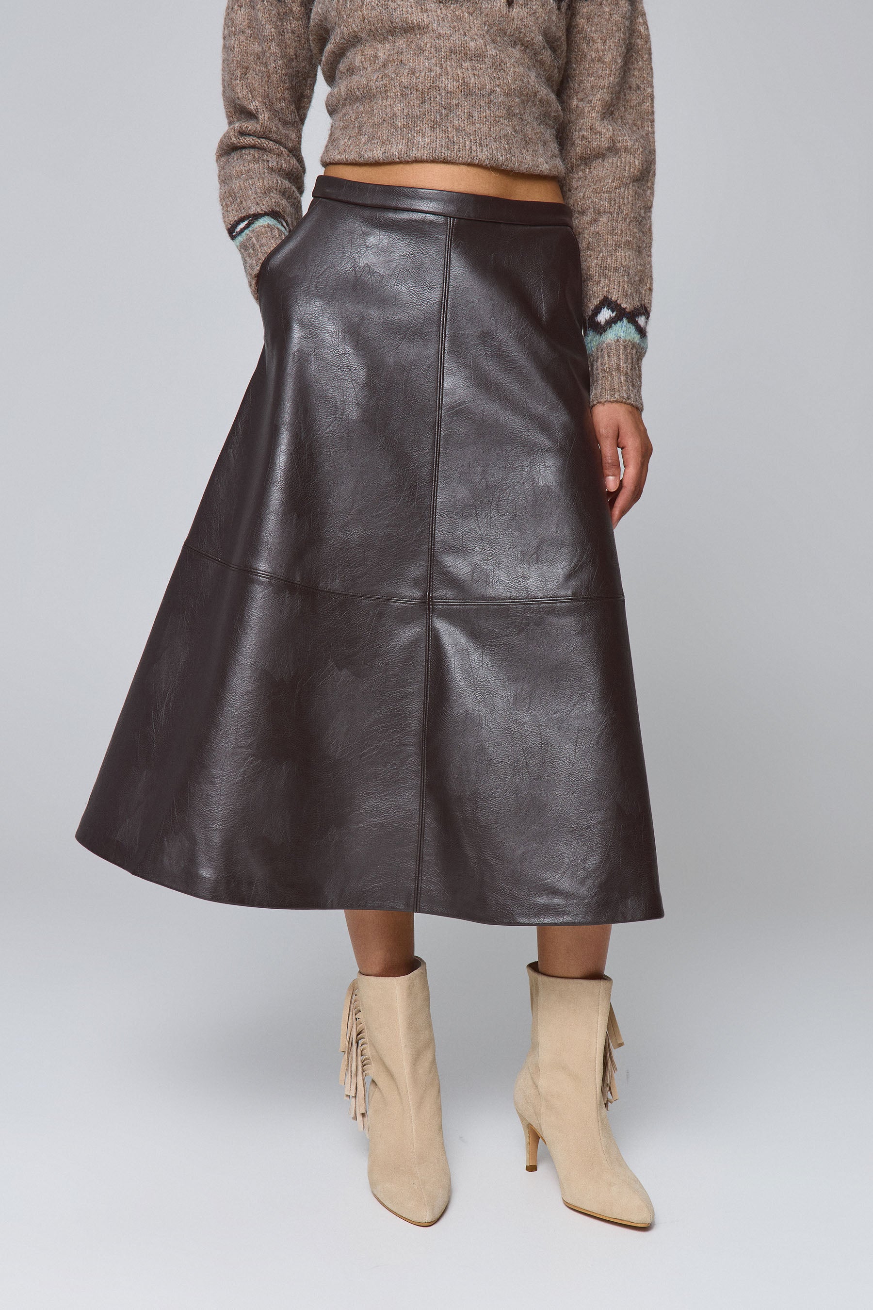 חצאית חתכים דמוי עור