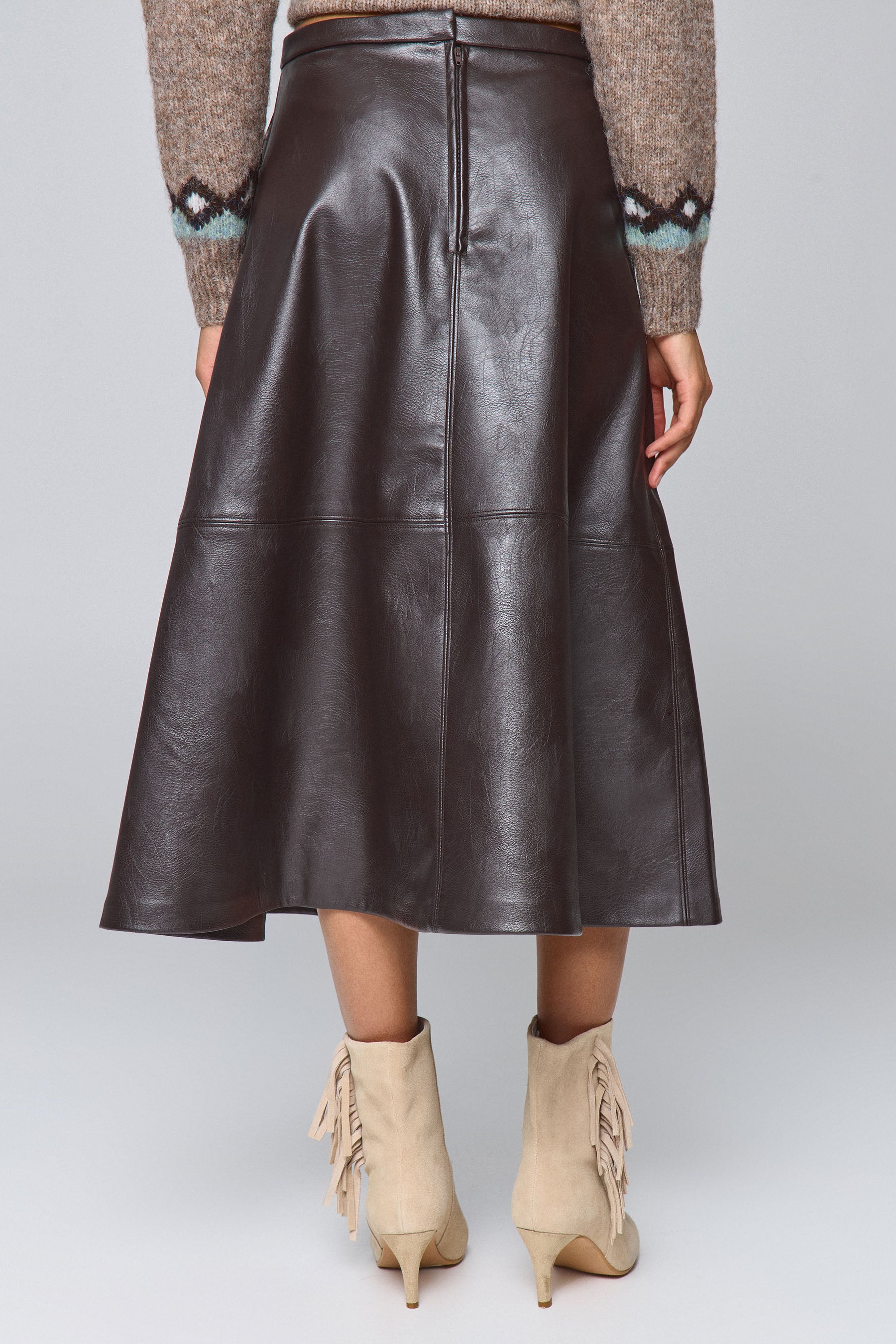 חצאית חתכים דמוי עור