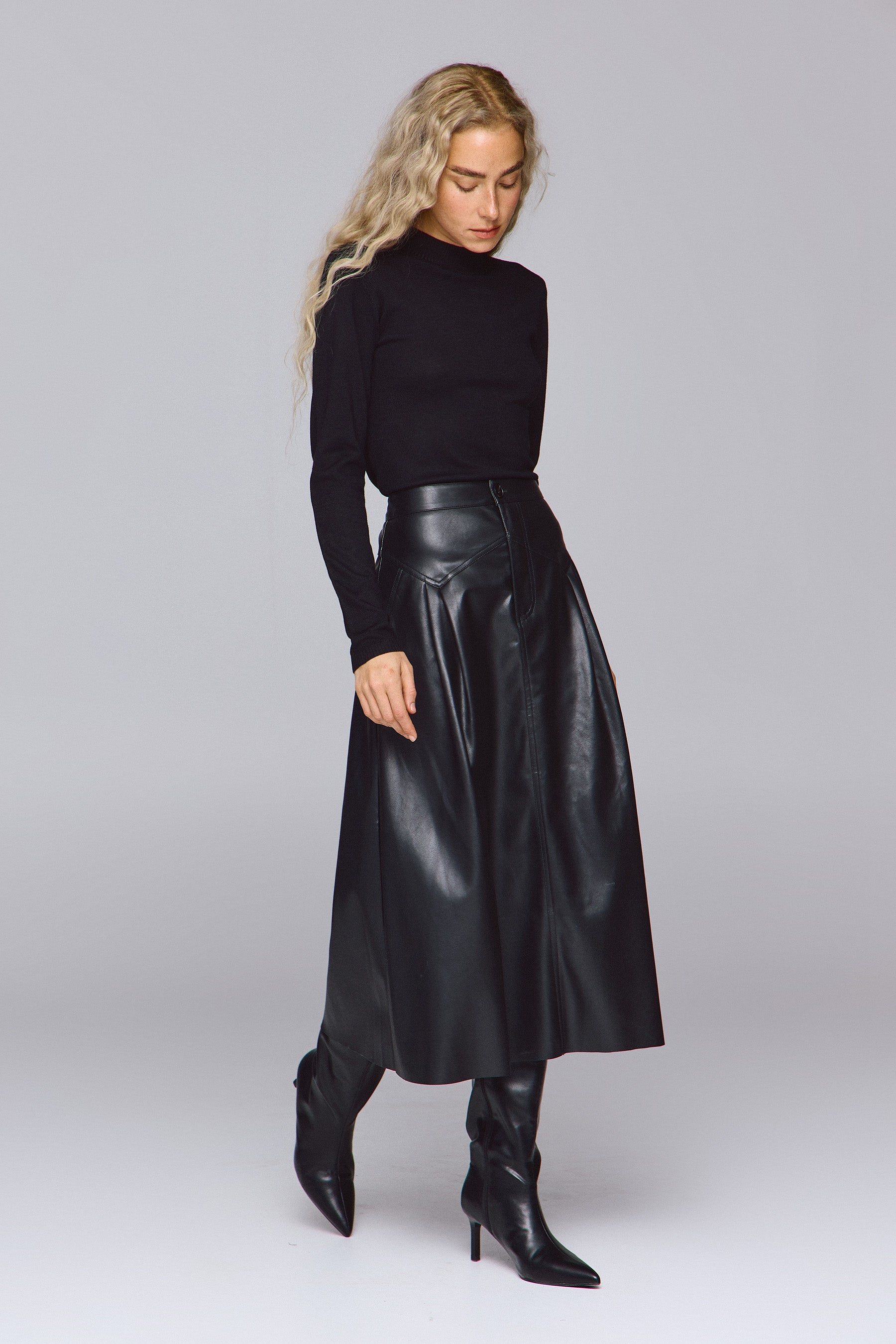 חצאית מידי עם חתכים