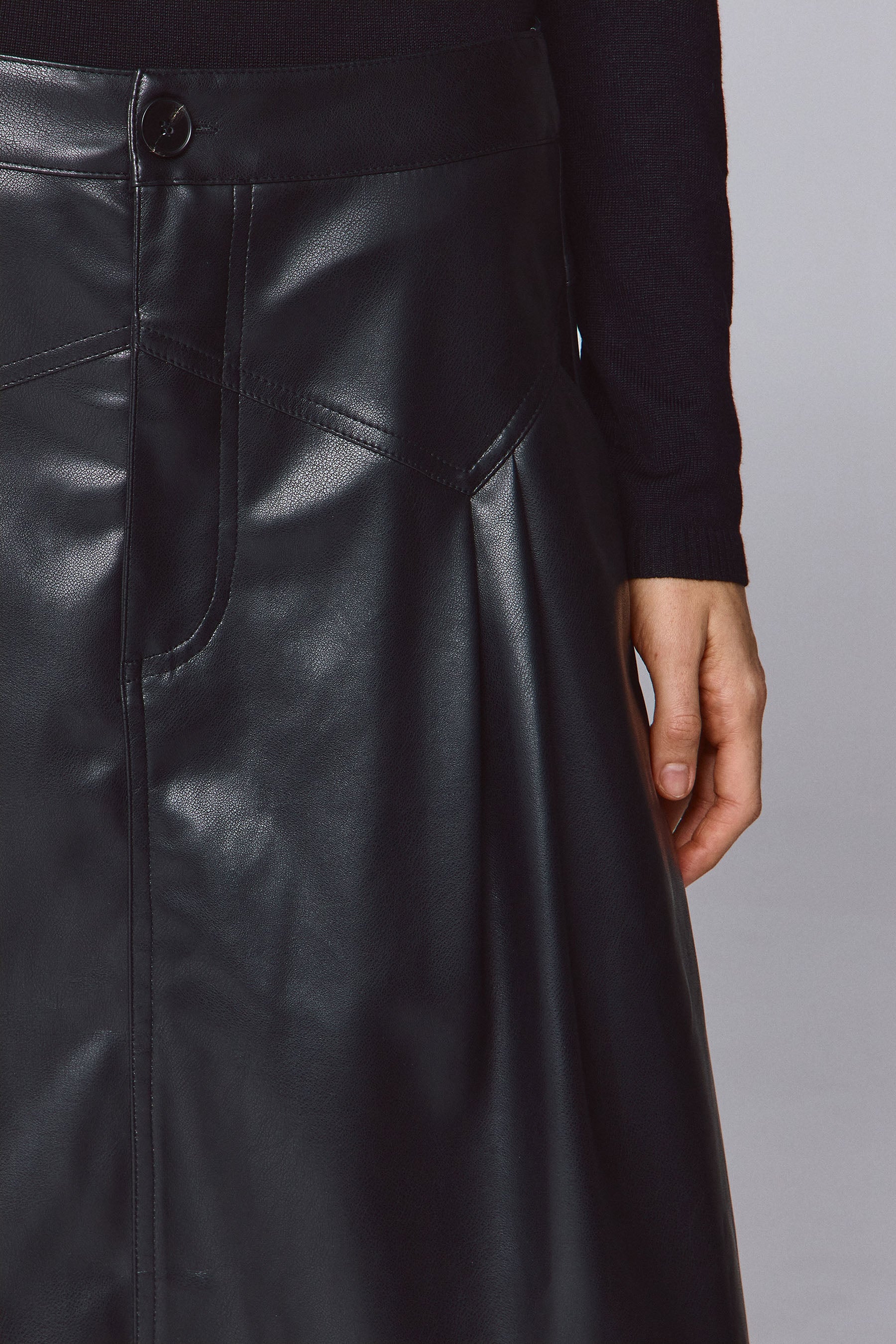 חצאית מידי עם חתכים