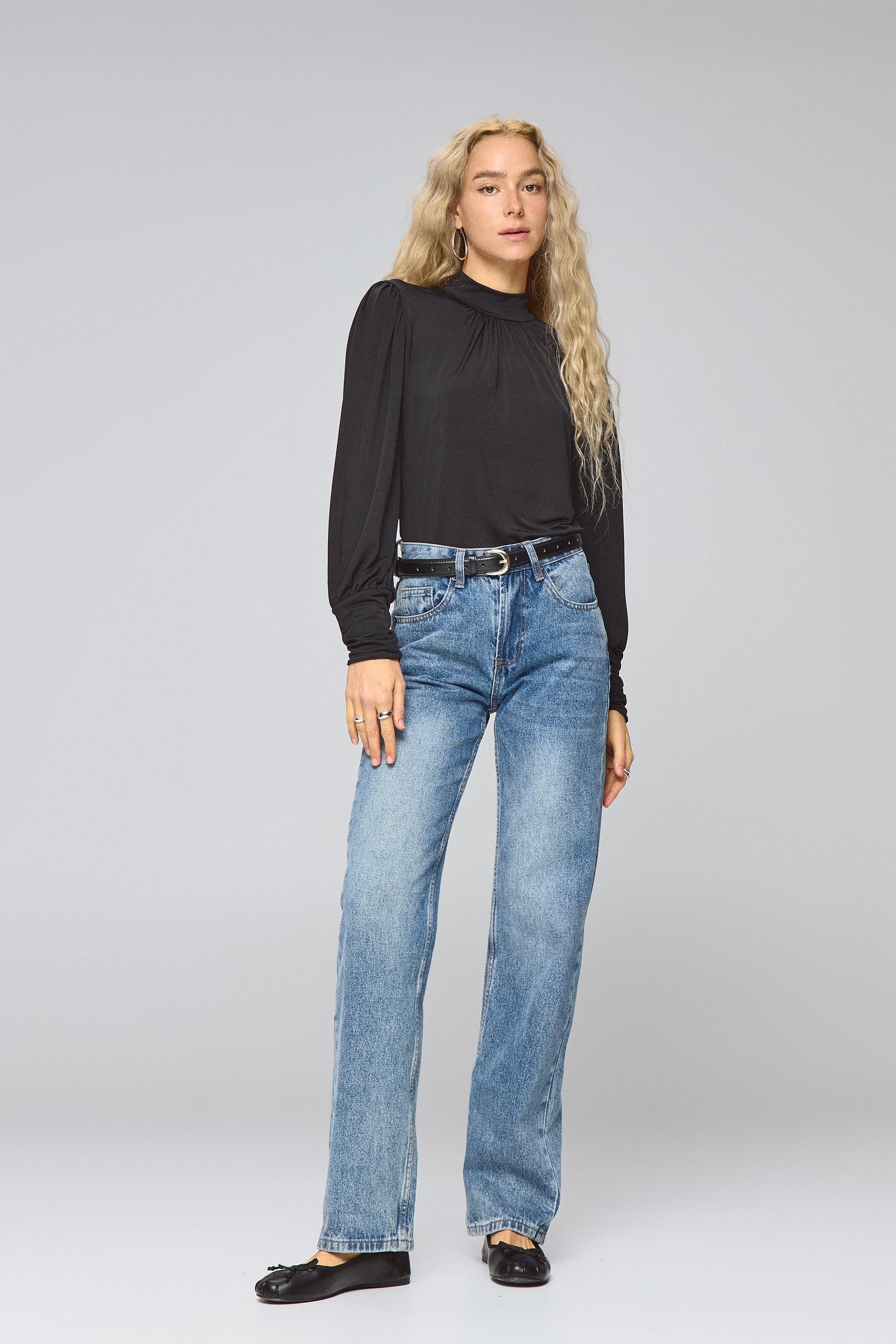 חולצה צווארון גבוה וכיווצים