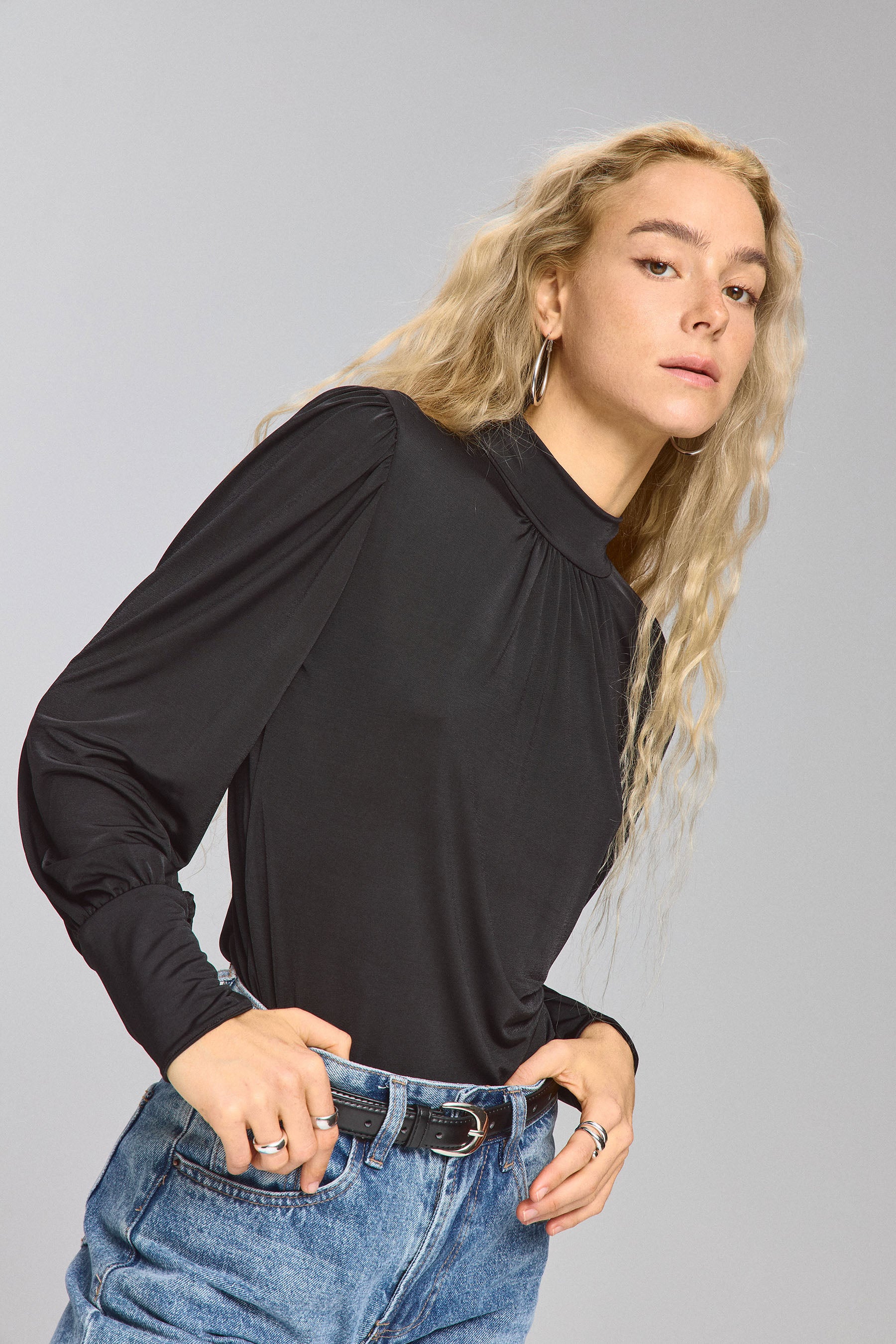 חולצה צווארון גבוה וכיווצים