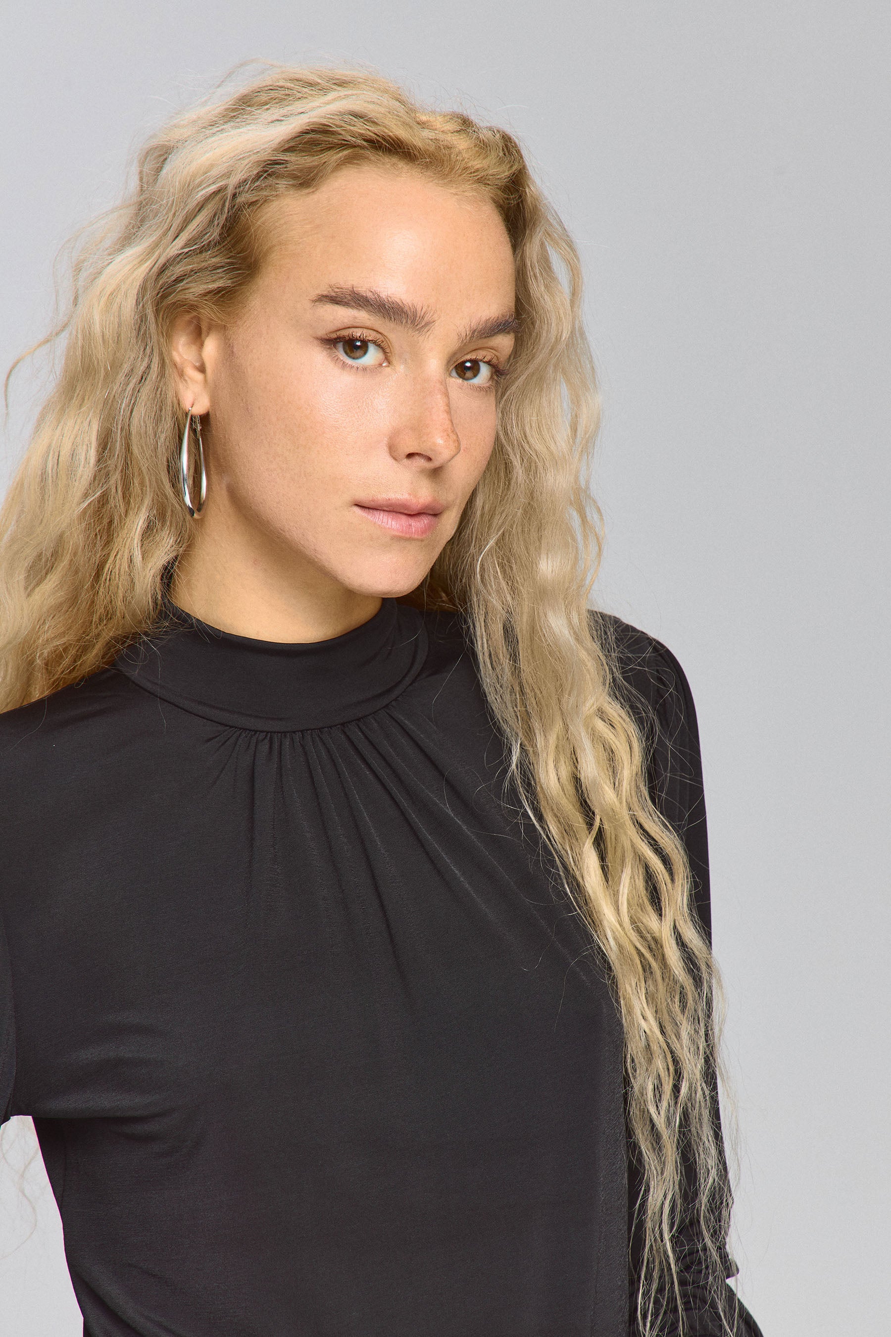 חולצה צווארון גבוה וכיווצים