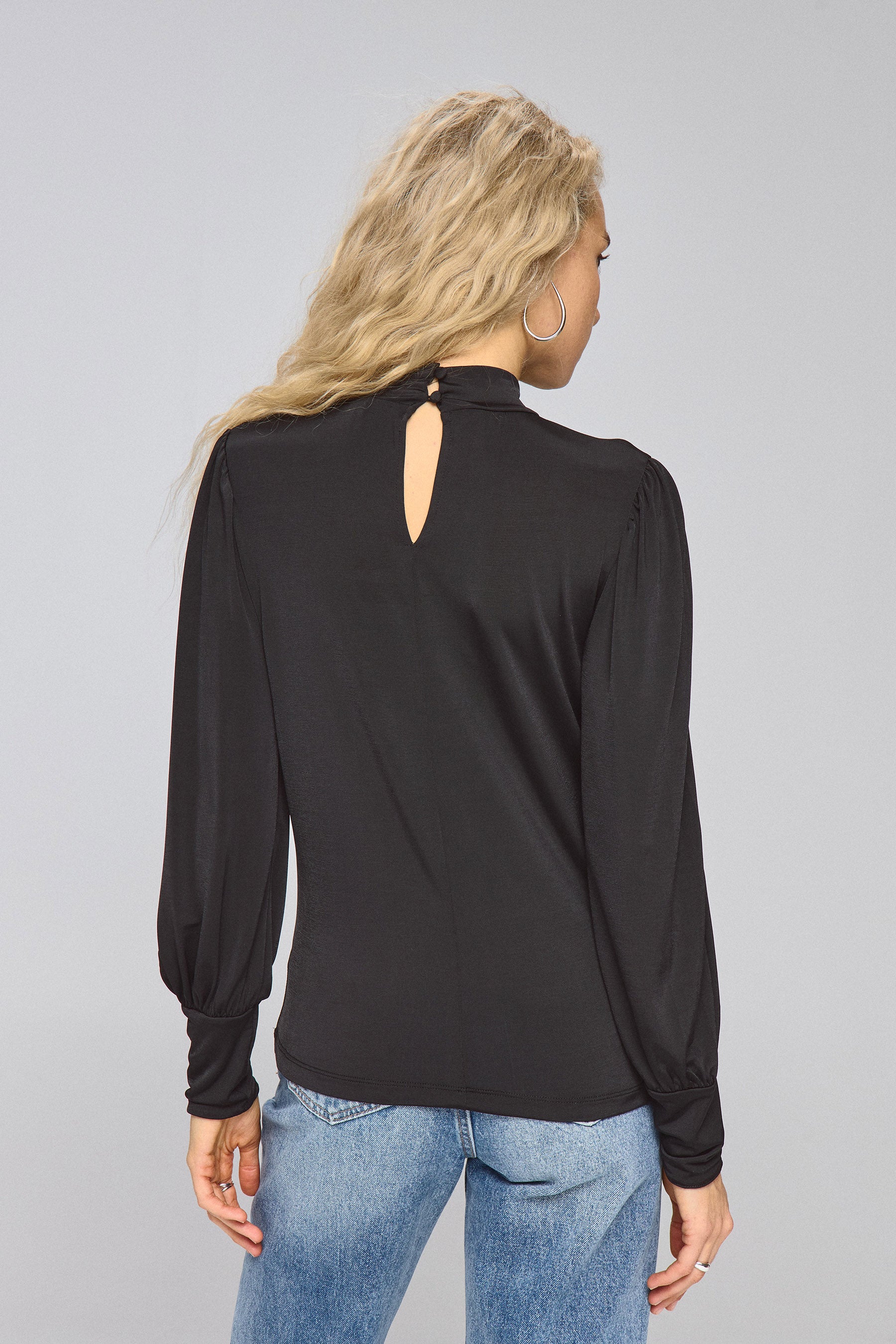 חולצה צווארון גבוה וכיווצים
