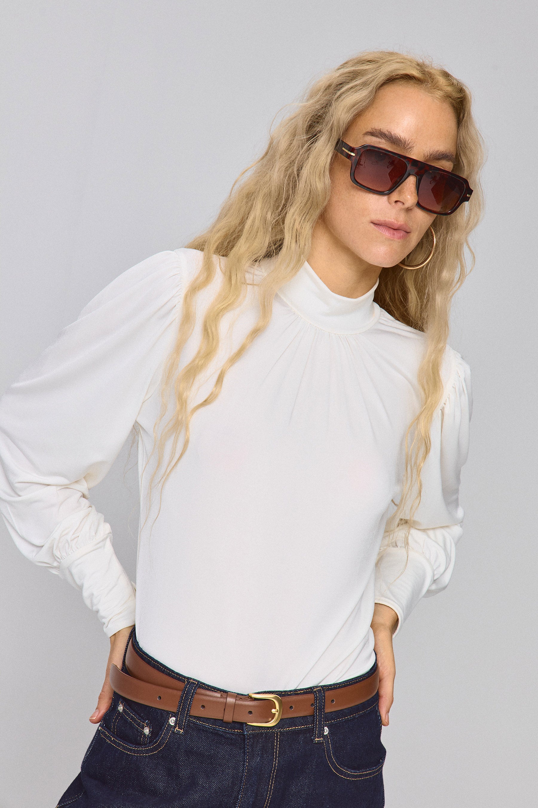 חולצה צווארון גבוה וכיווצים