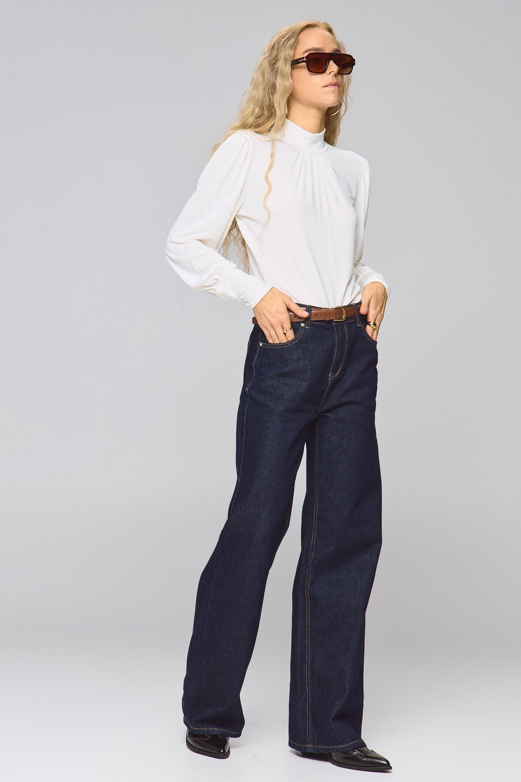 חולצה צווארון גבוה וכיווצים