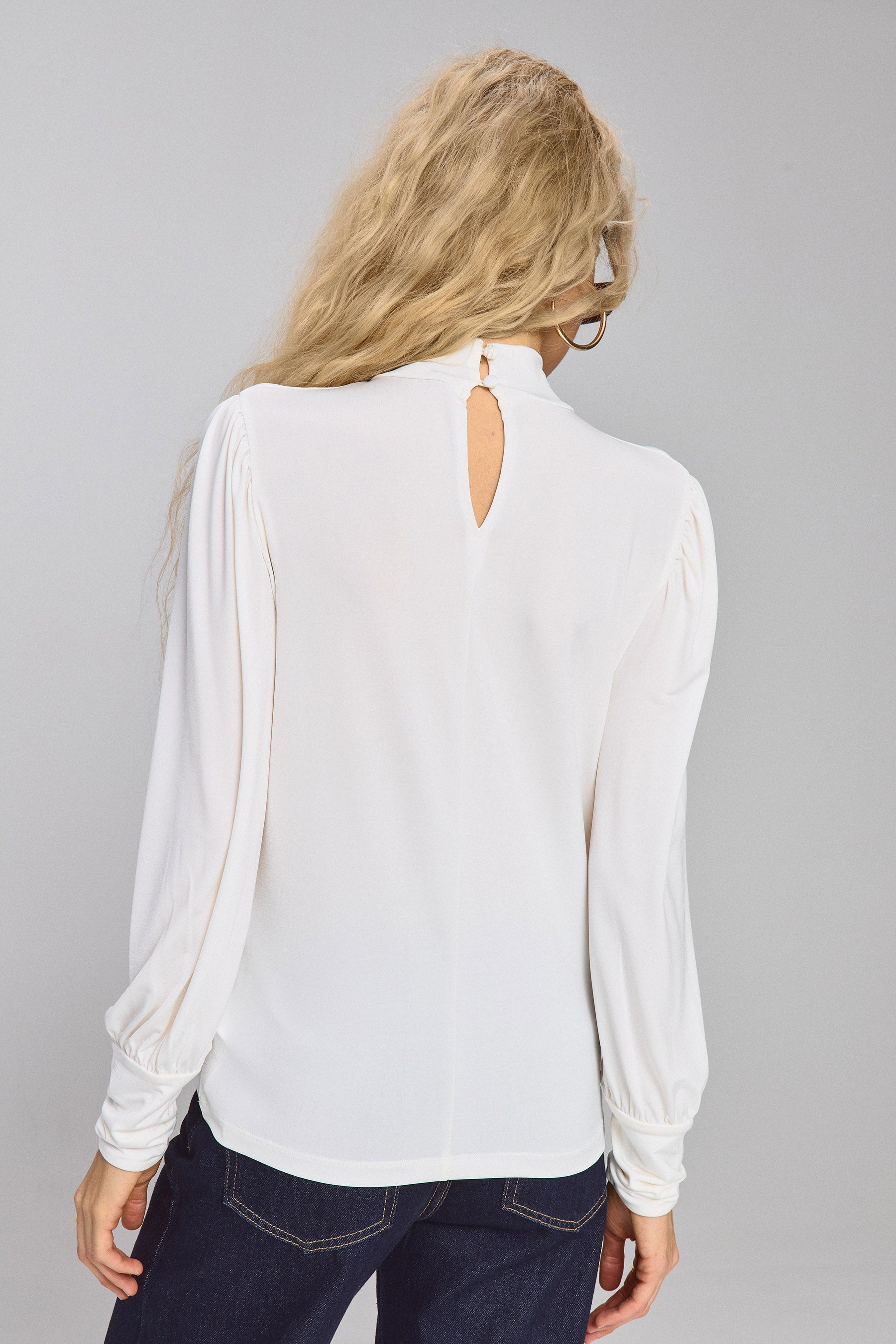 חולצה צווארון גבוה וכיווצים