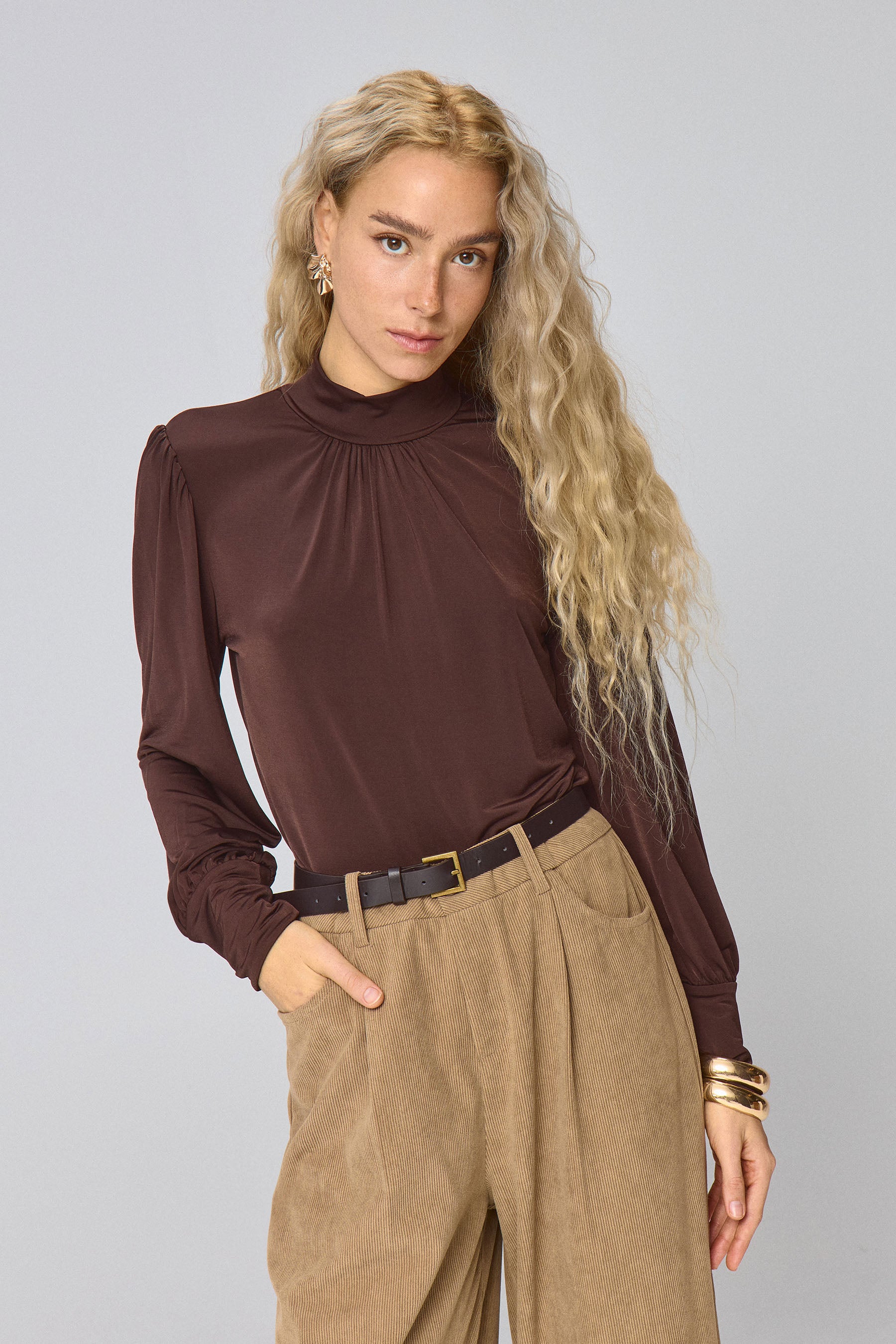 חולצה צווארון גבוה וכיווצים