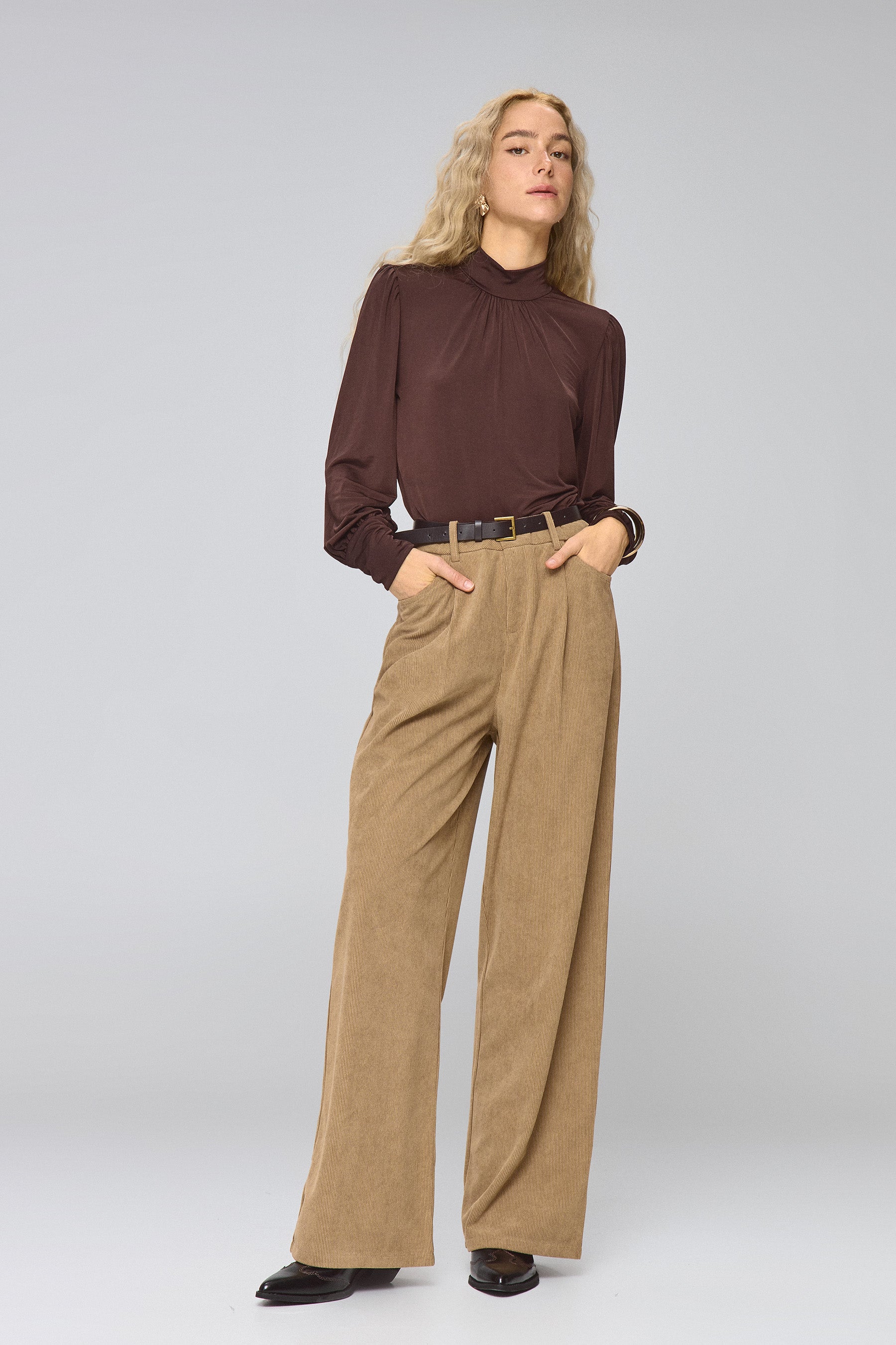 חולצה צווארון גבוה וכיווצים