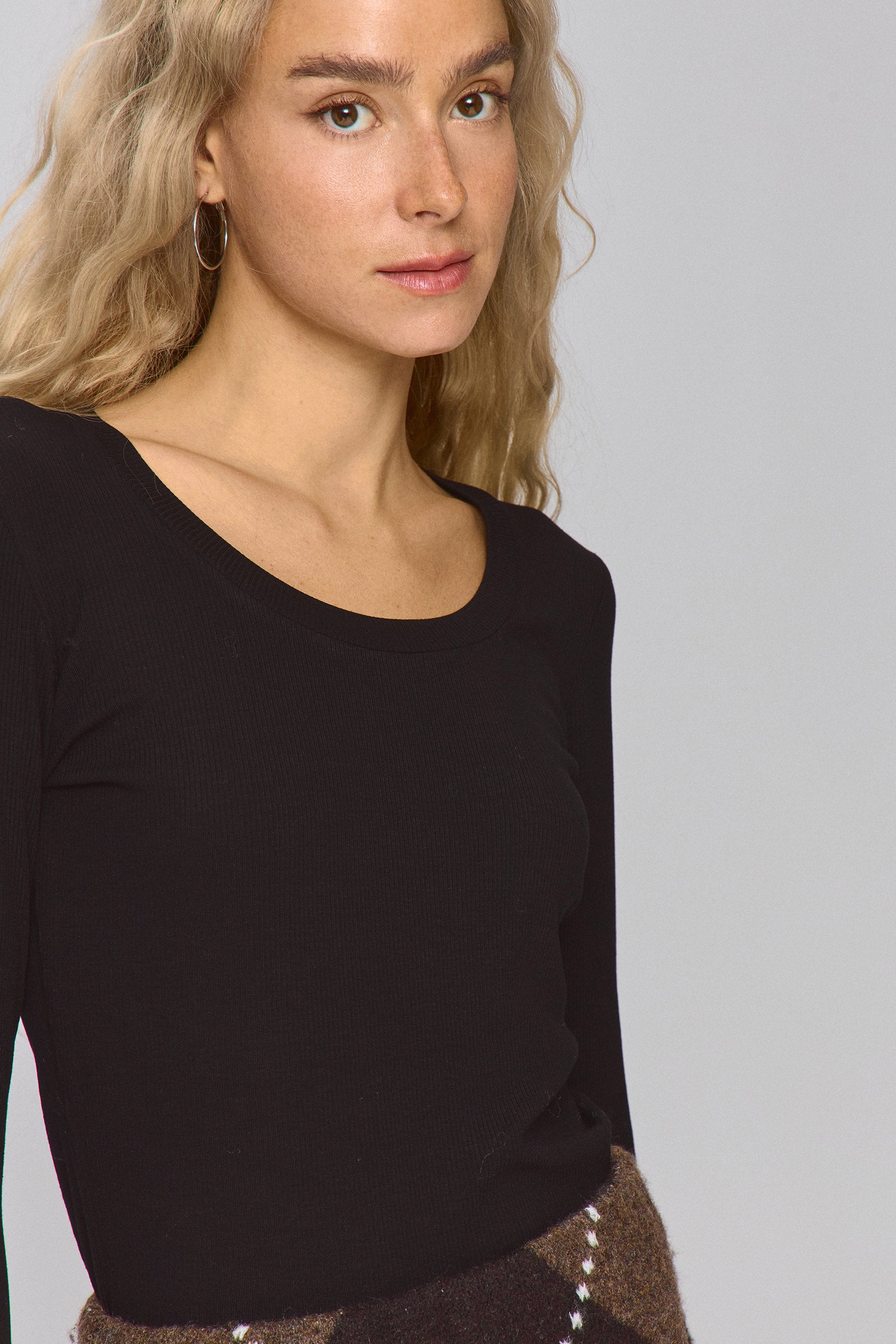 ניקי מחשוף עגול עמוק