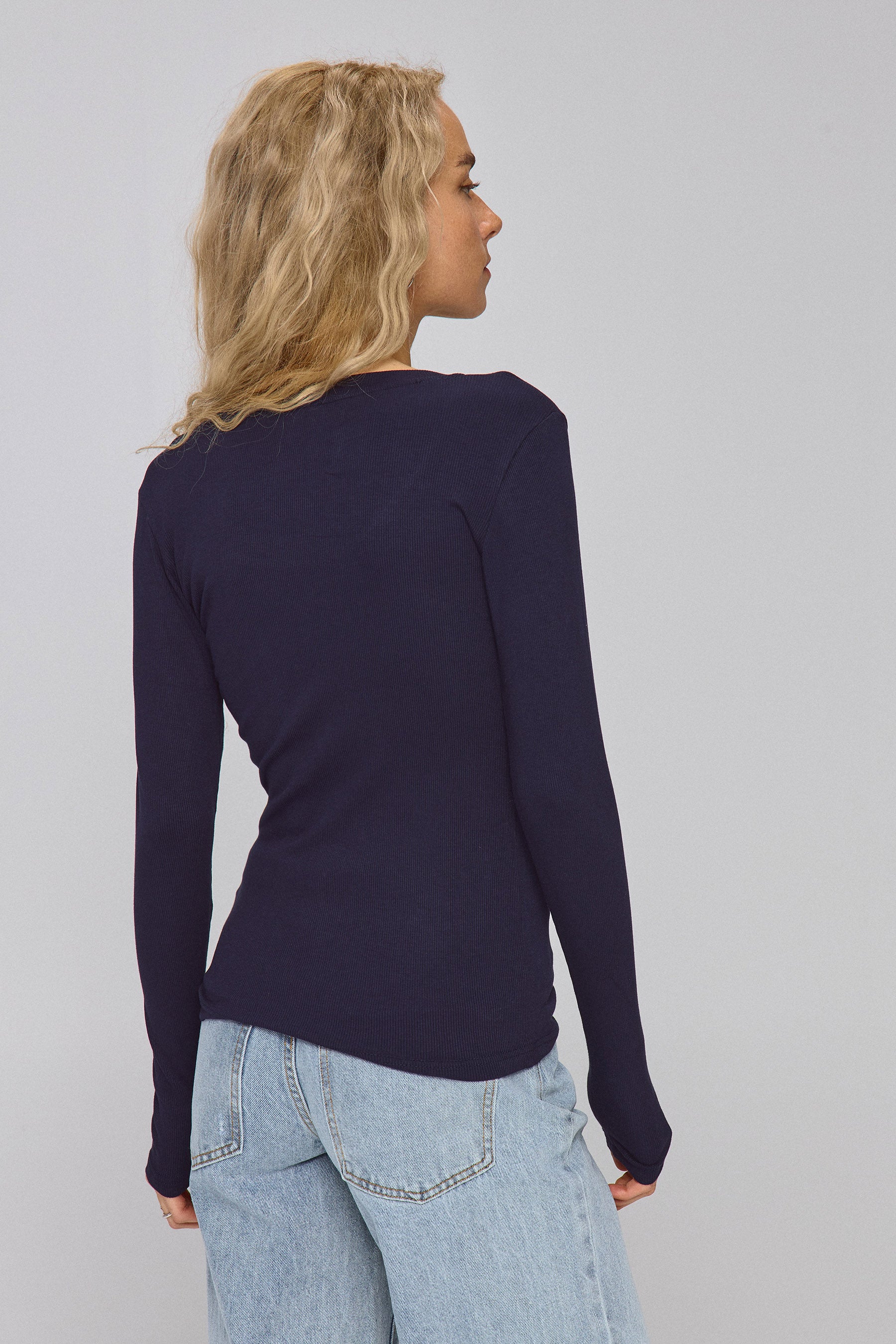 ניקי מחשוף עגול עמוק