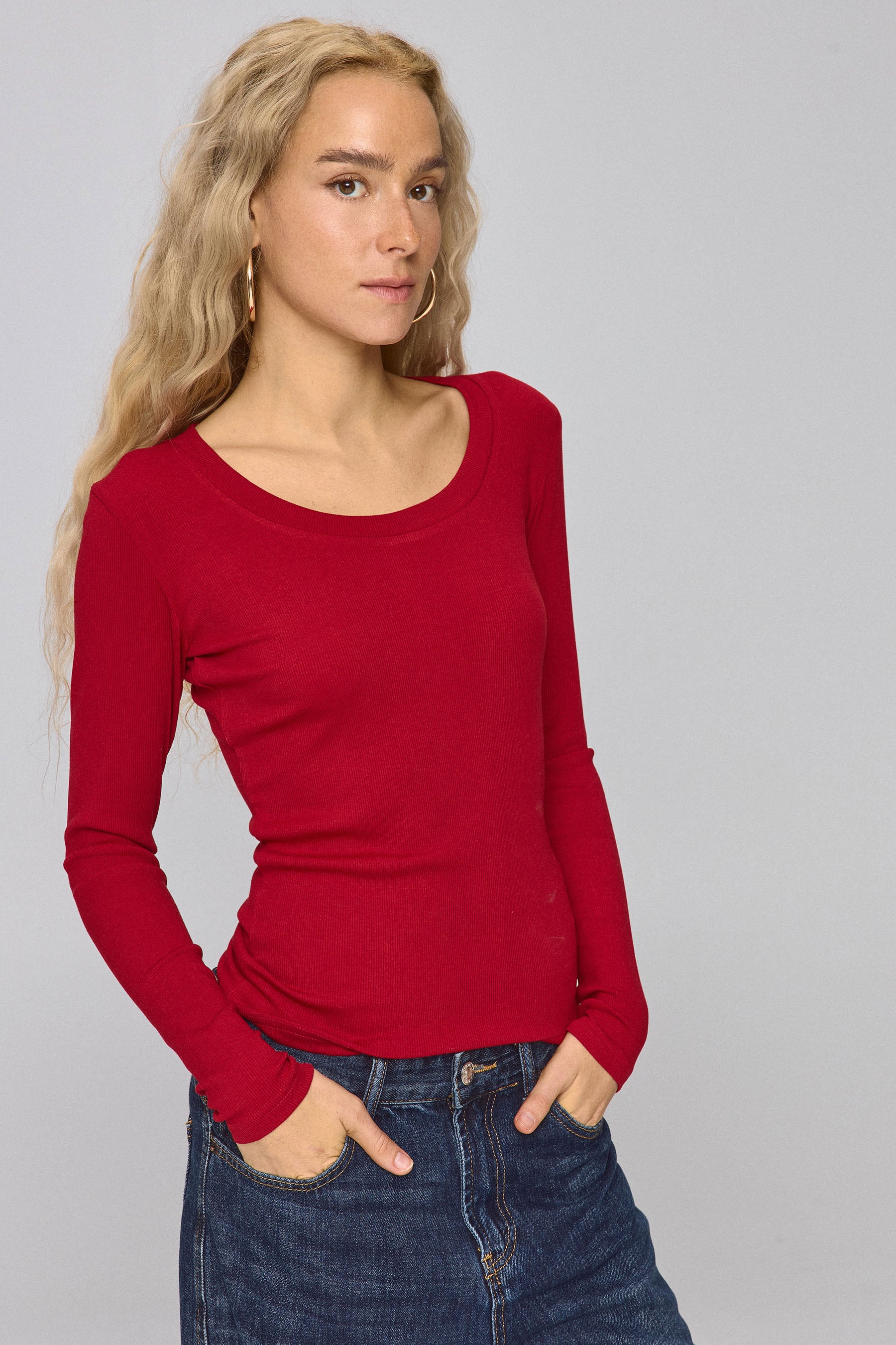 ניקי מחשוף עגול עמוק