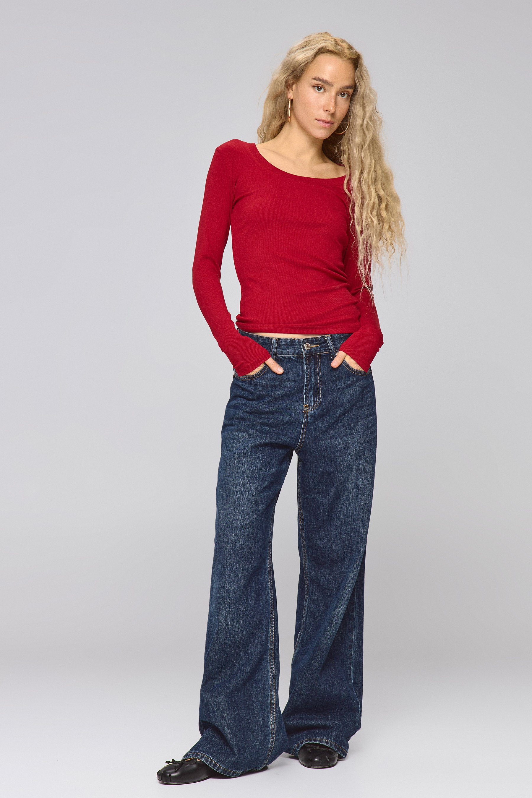 ניקי מחשוף עגול עמוק