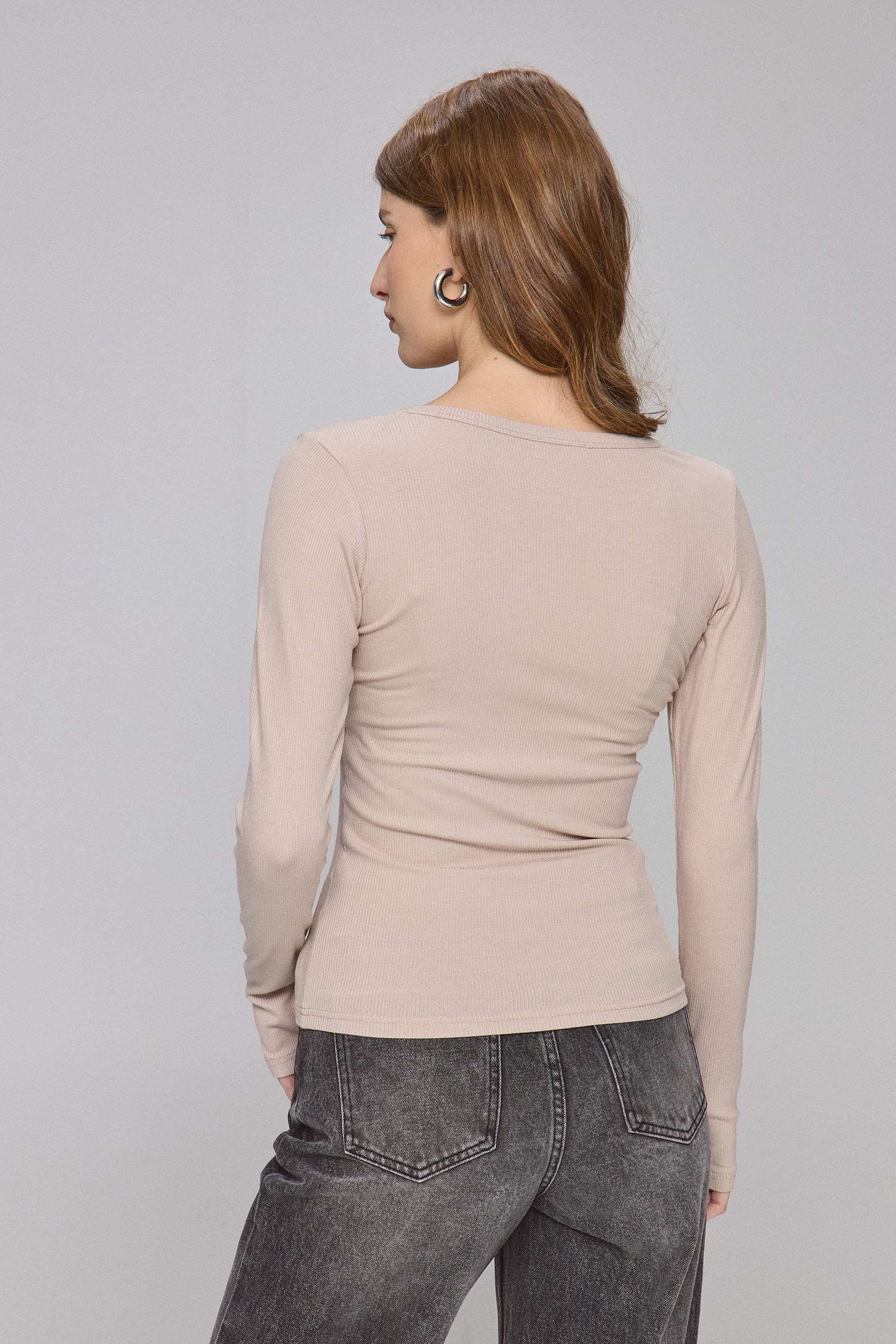 חולצת וי עמוק