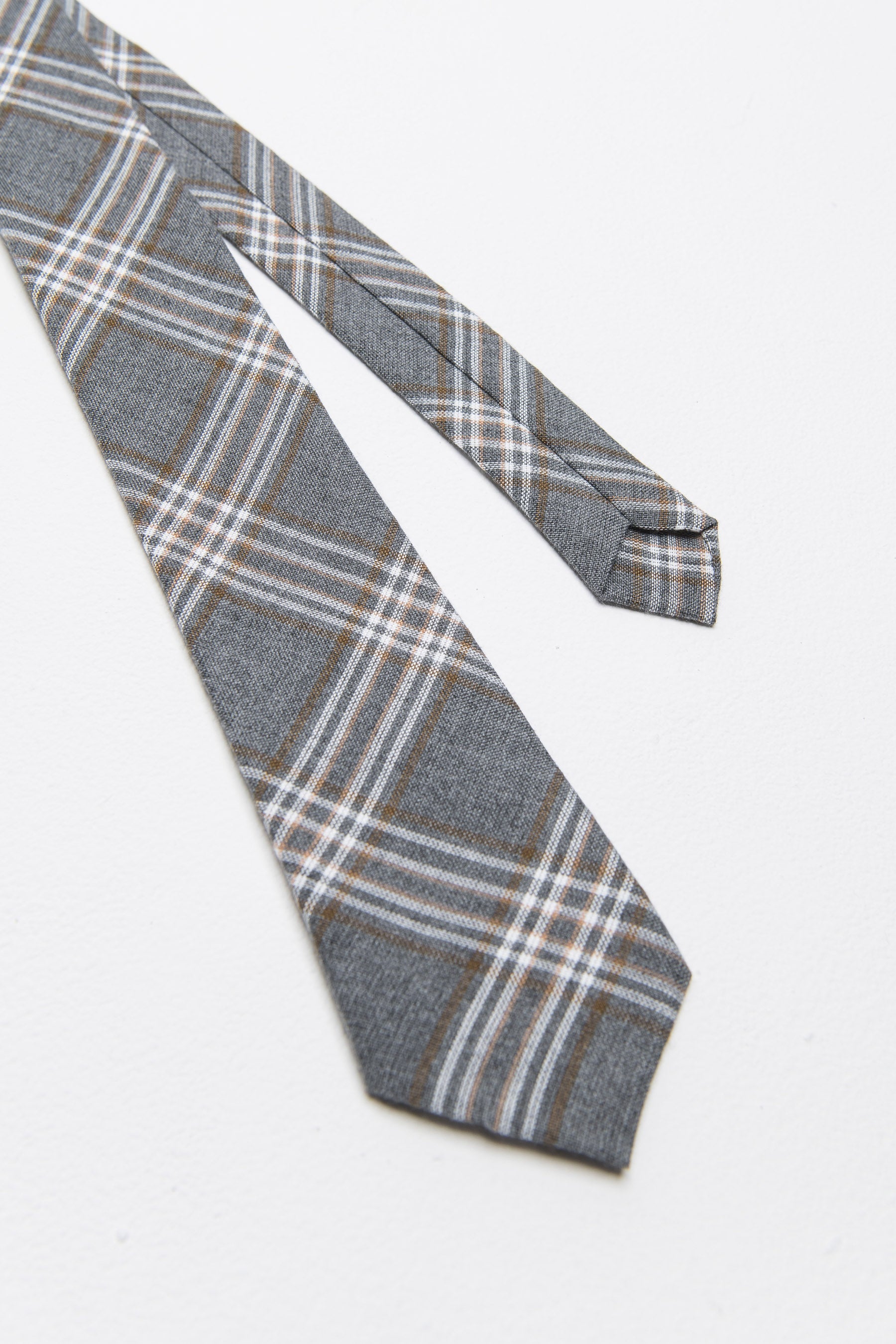 עניבה משובצת