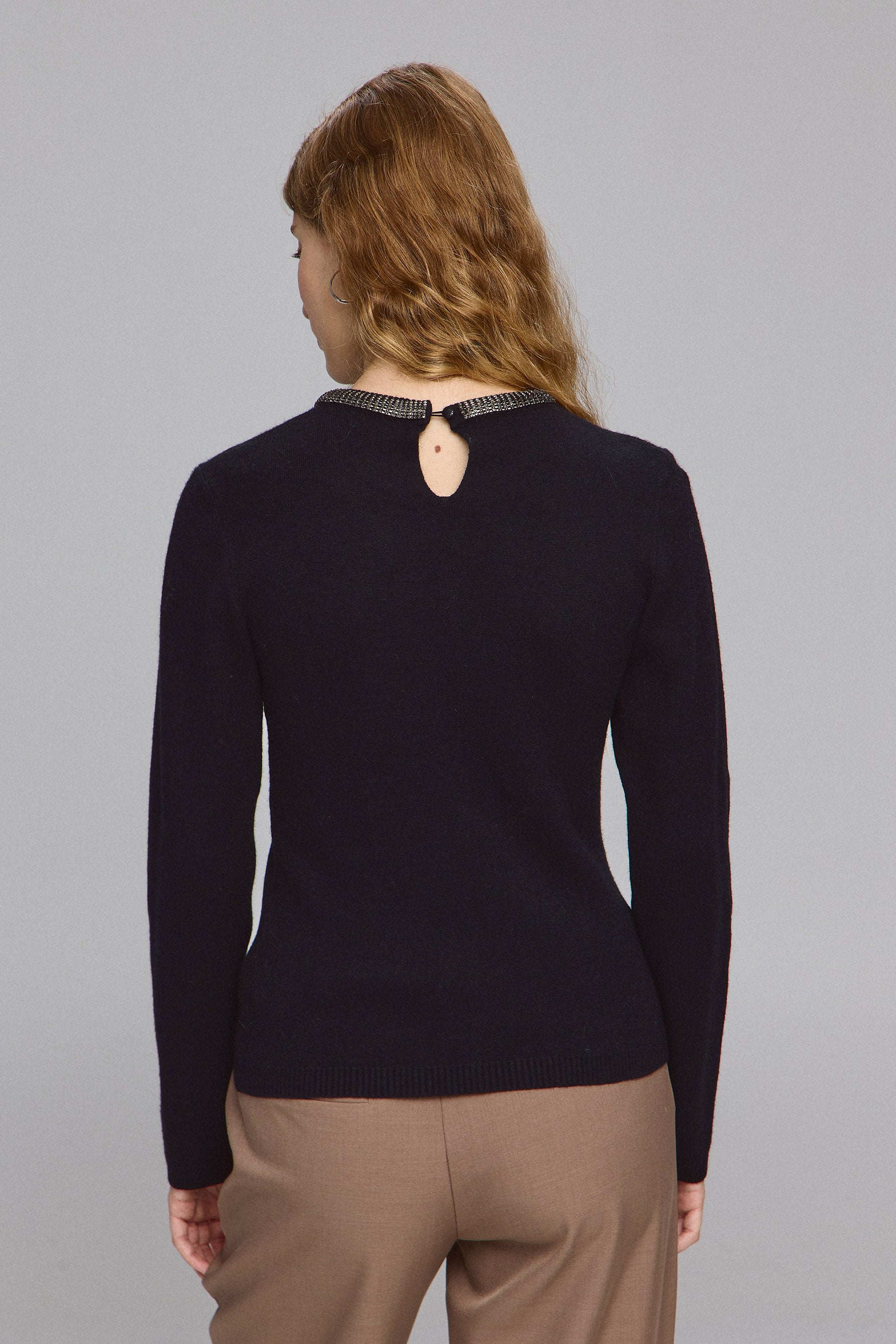 סריג עם צווארון תכשיט