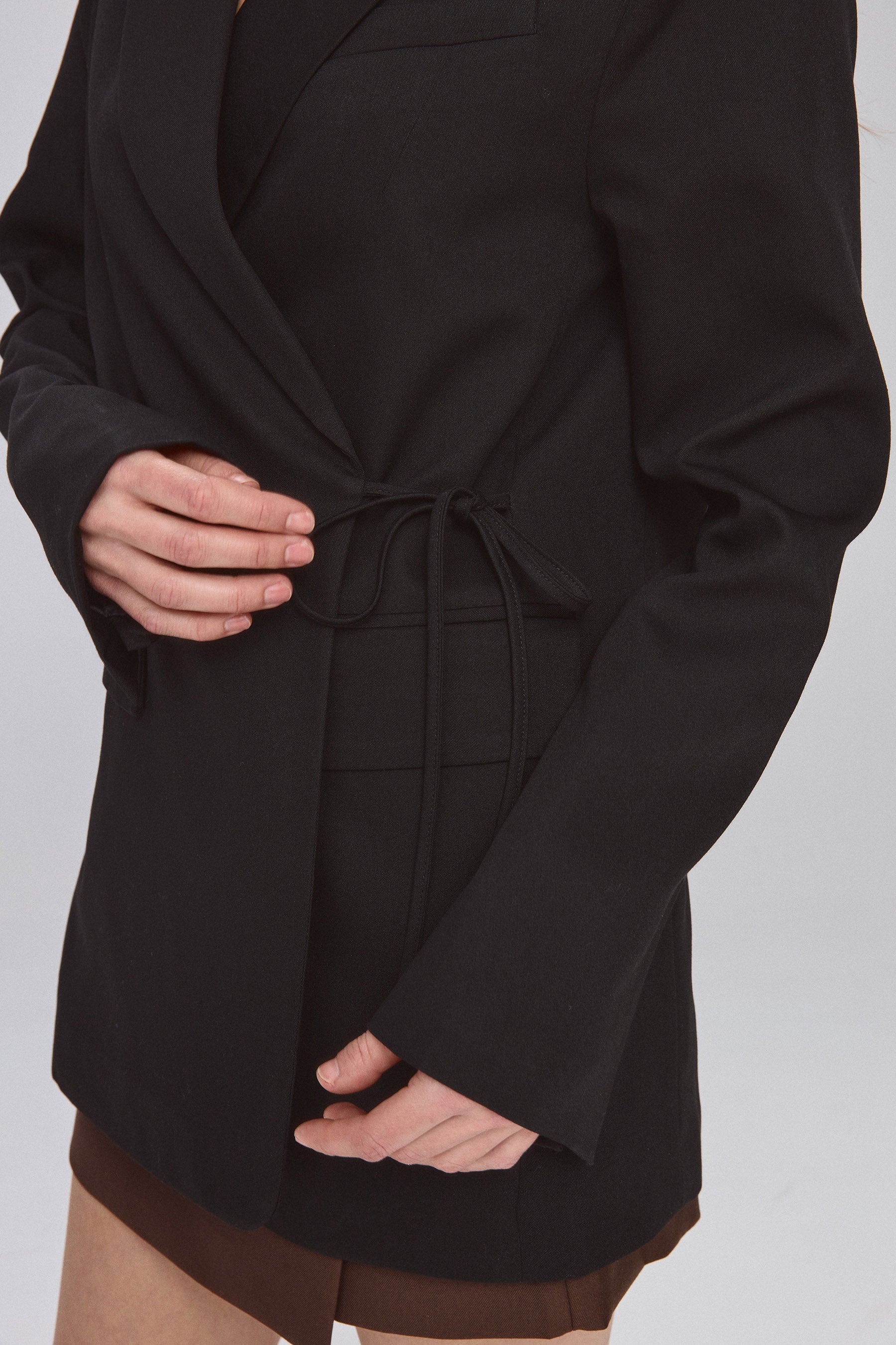 ג'קט מחוייט עם קשירה