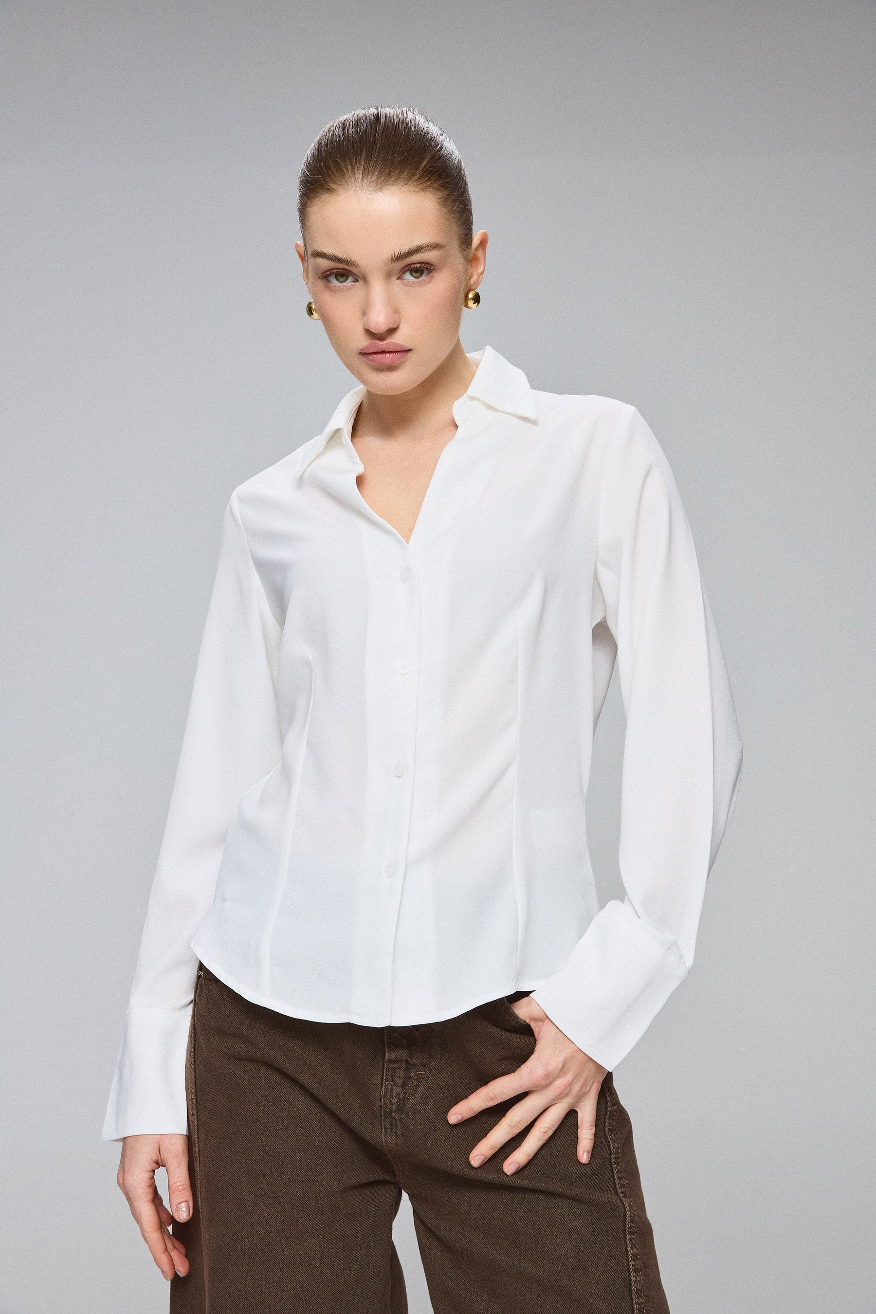 מכופתרת וי צמודה