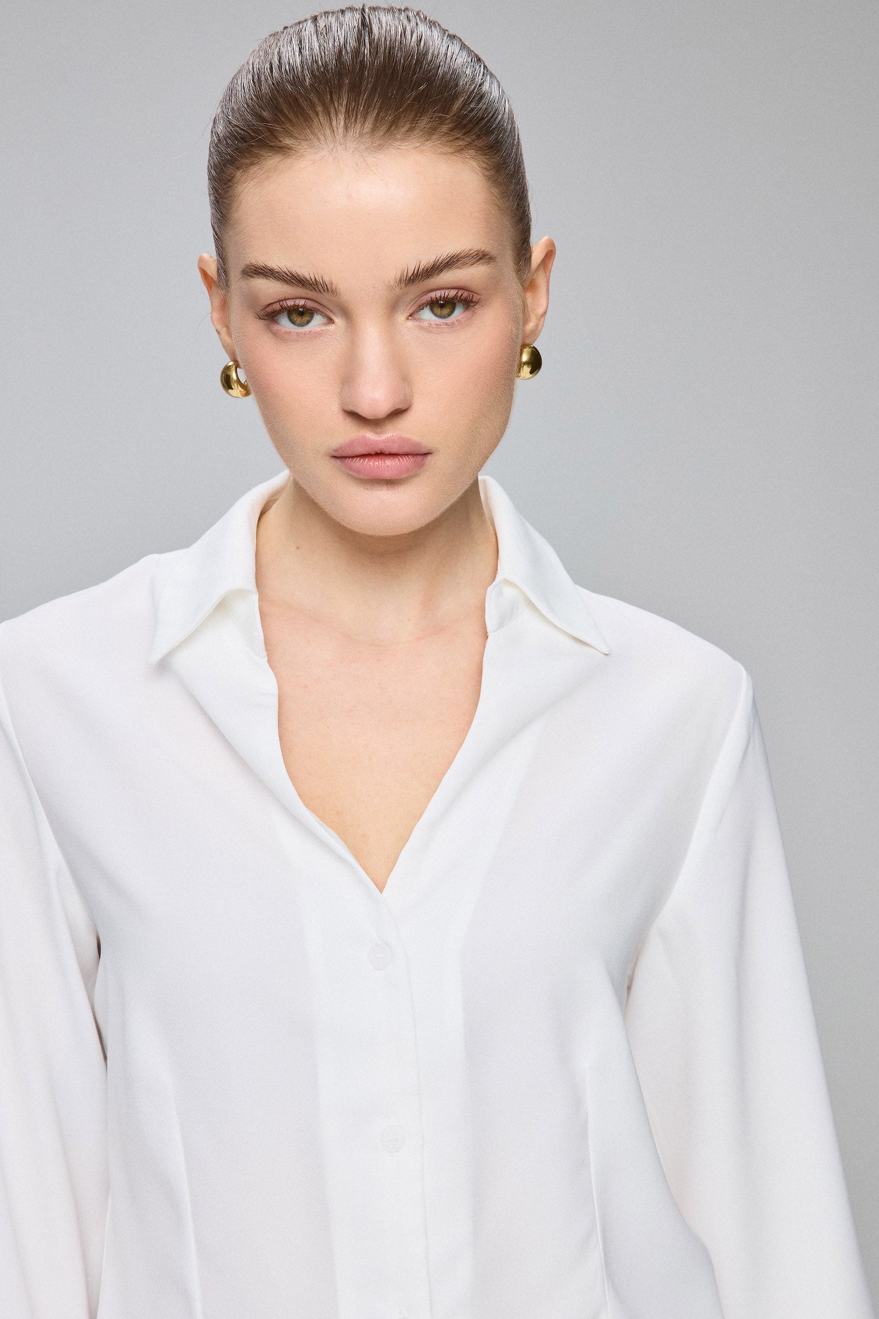 מכופתרת וי צמודה