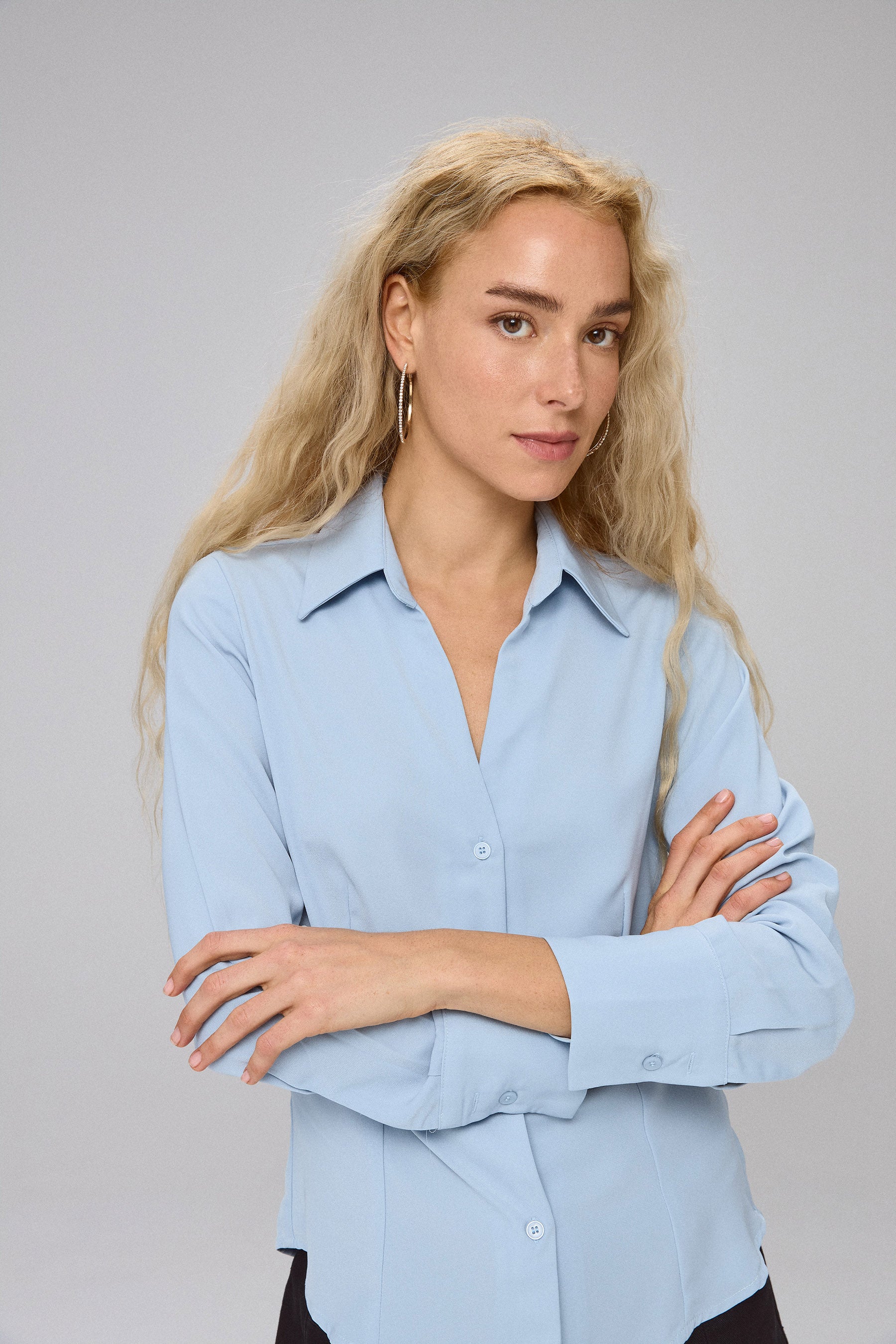 מכופתרת וי צמודה