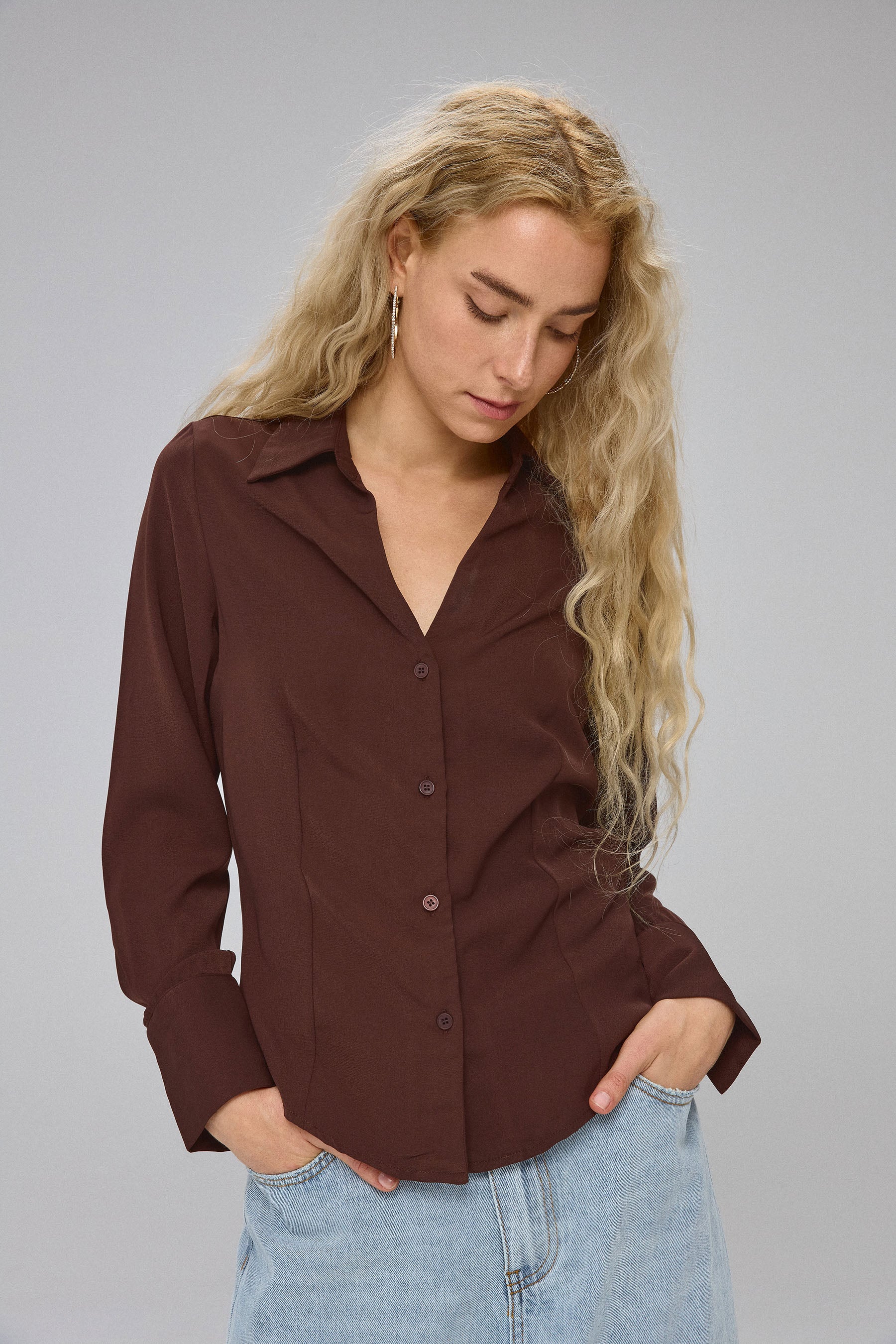 מכופתרת וי צמודה