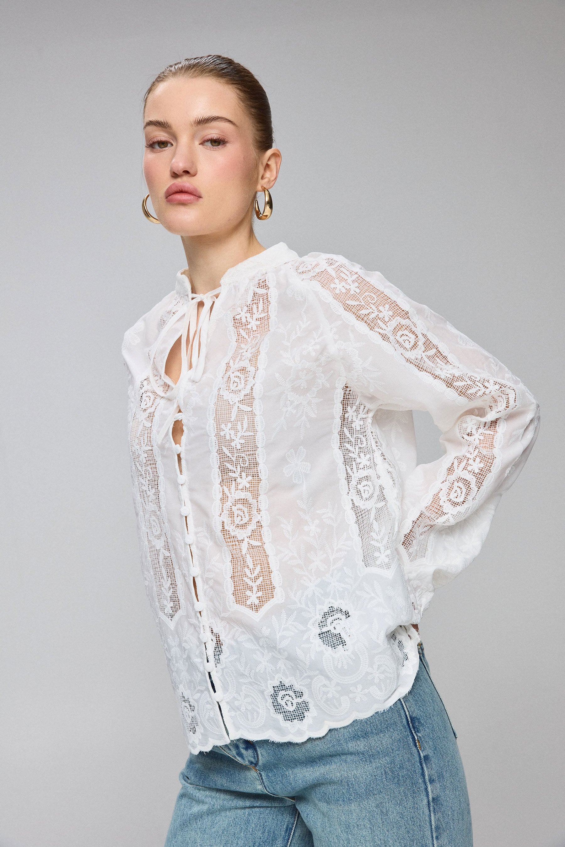 מכופתרת רקמה