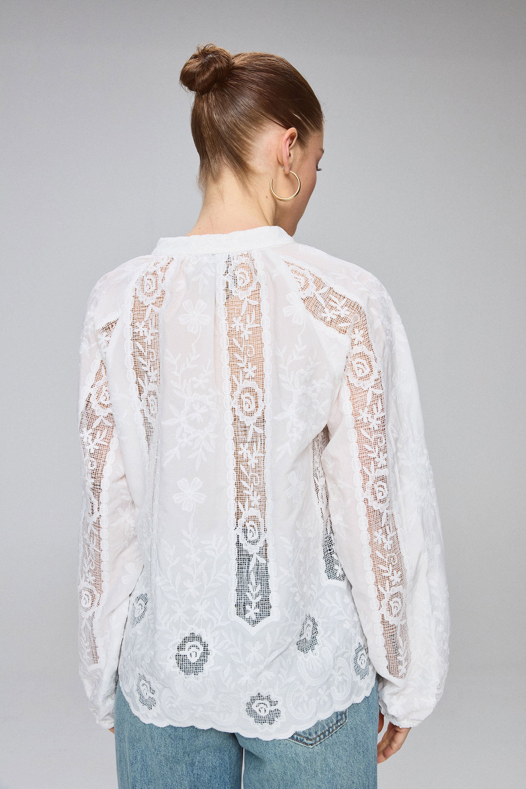 מכופתרת רקמה