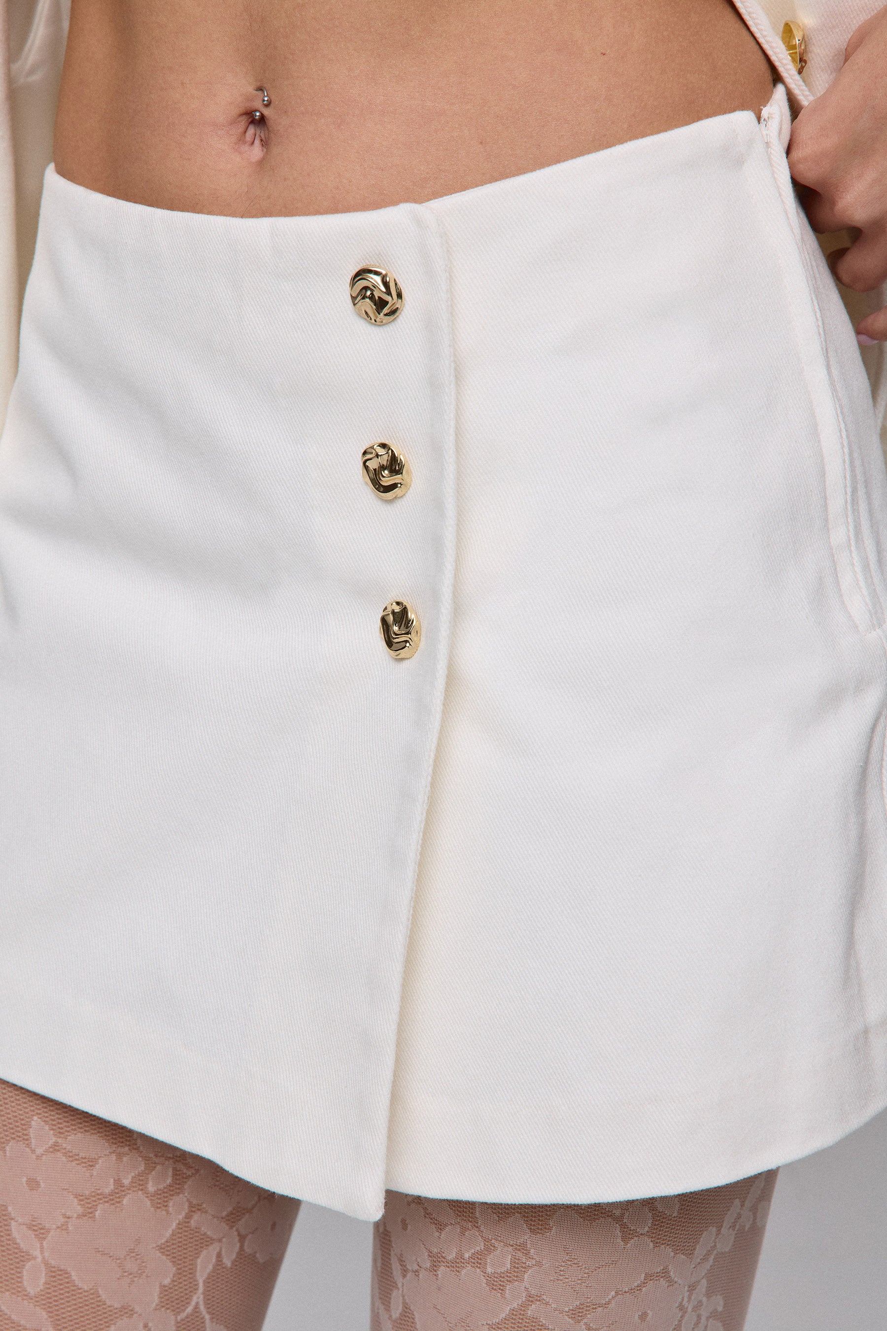 סקורט כפתורים מוזהבים