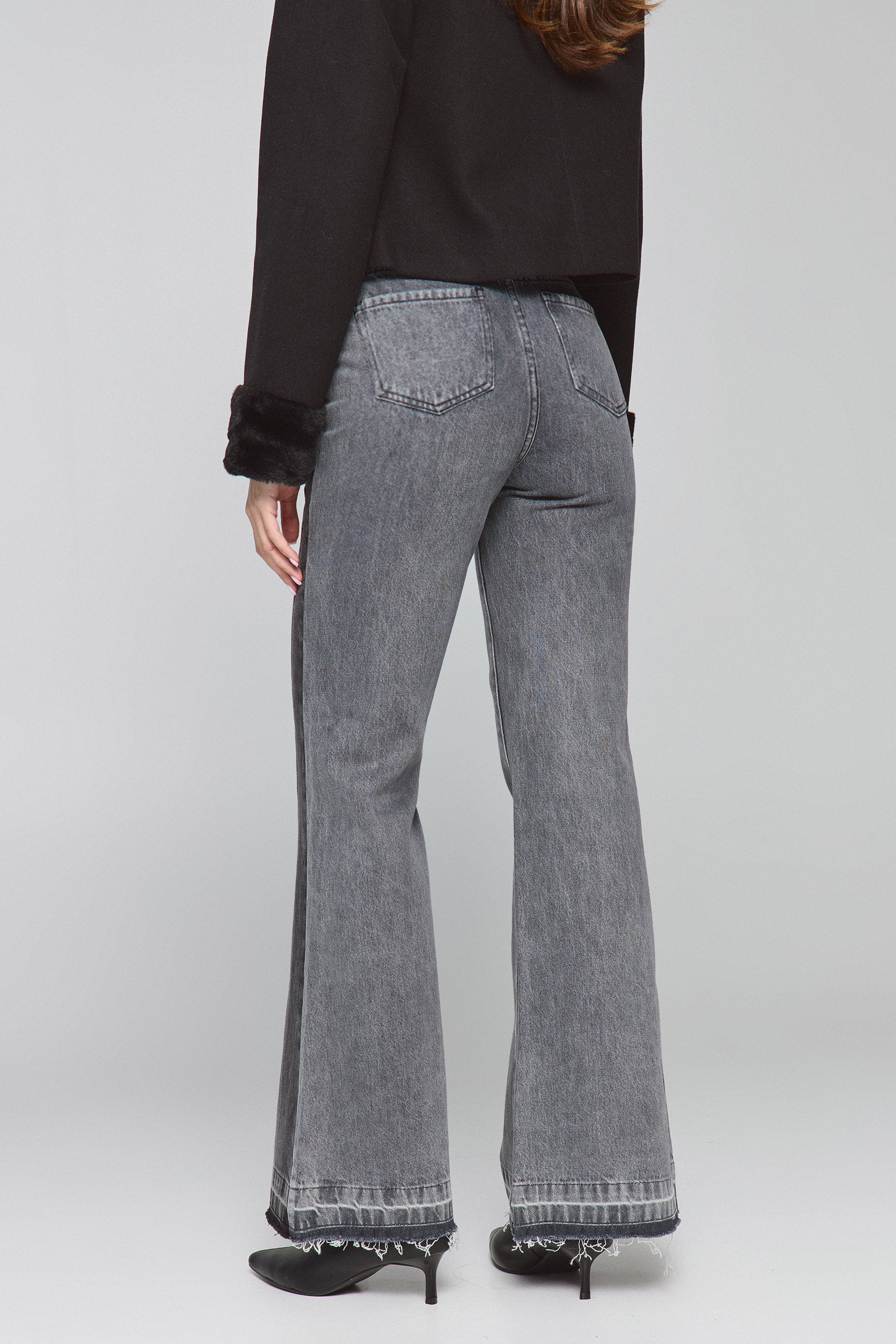 גינס אפור חתכים