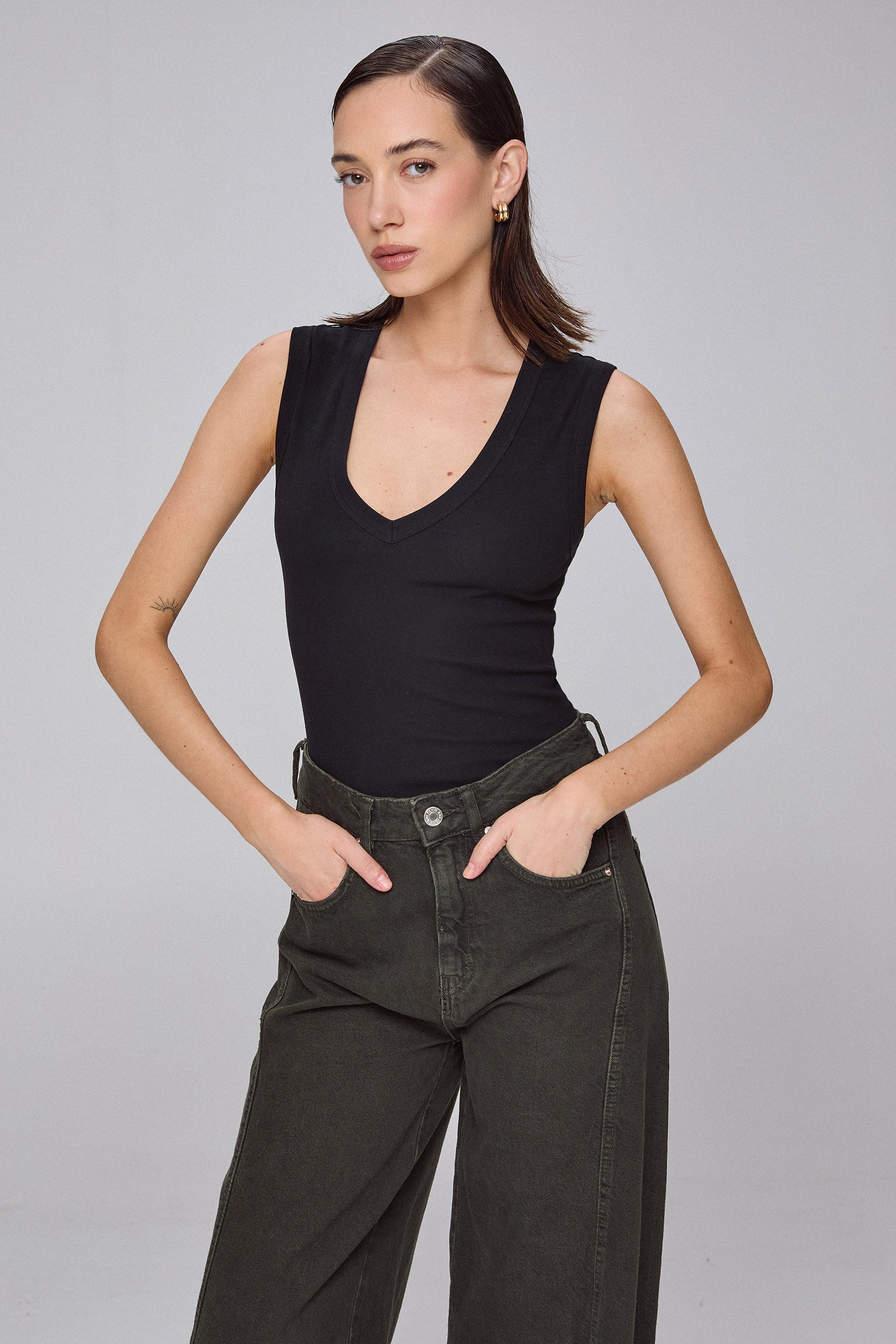 גופיית מחשוף וי עמוק