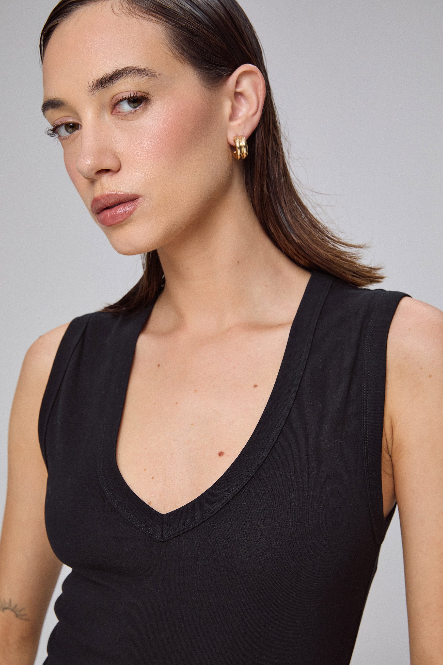 גופיית מחשוף וי עמוק